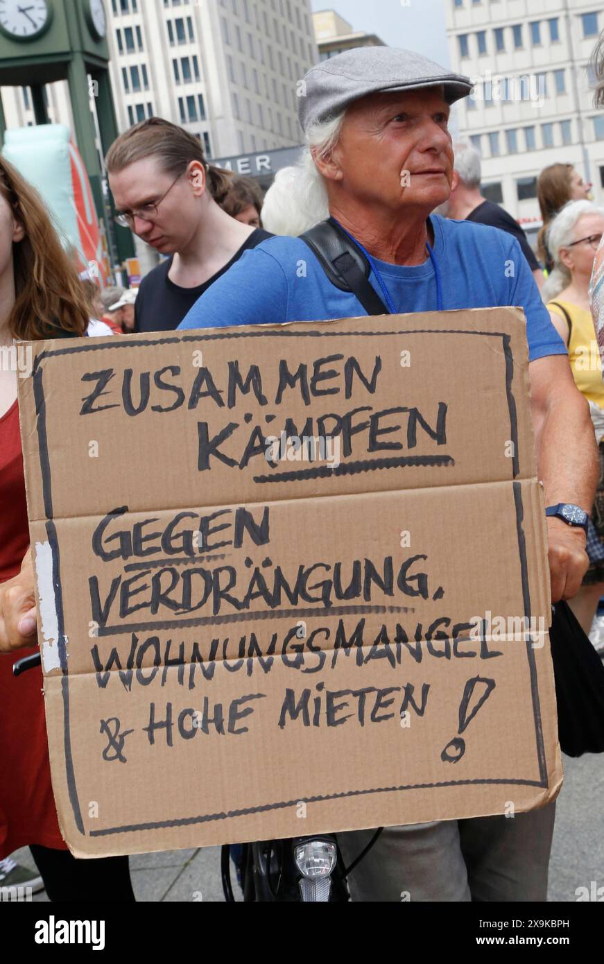 Berlino - 1 giugno 2024 Tausende Menschen haben sich am Samstagnachmittag bei einer Mietendemo a Berlino versammelt. Darunter waren auch viele Kinder und Rentner, Die gemeinsam unter dem Titel Die miete ist zu hoch demonstrierten. Gegen kurz vor 16 Uhr schätzte die Polizei die Teilnehmerzahl auf 4500. Die Demo hatte um 14 Uhr am Potsdamer Platz begonnen. Die Veranstalter Selbst sprachen von 12,000 Teilnehmenden. Aufgerufen hatte ein Bündnis aus rund 150 Mieterinitiativen, Hausgemeinschaften und Organisationen wie dem Berliner Mieterverein und der Gewerkschaft Verdi. *** Berlino 1 giugno 2024 Thousan Foto Stock