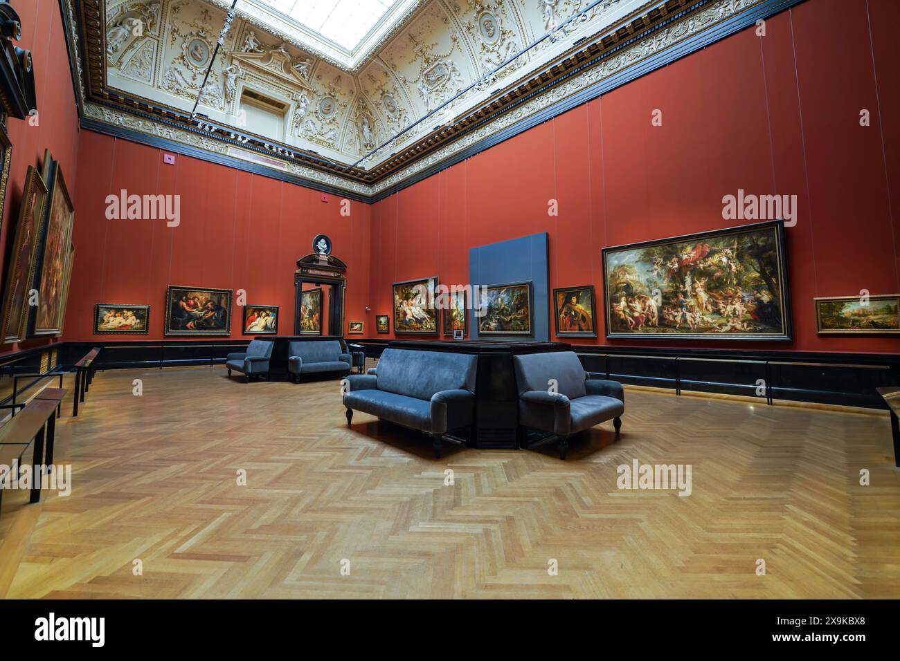 All'interno della galleria del museo di storia dell'arte di Vienna (Kunsthistorisches Museum) in Austria. Interni con divani, divani, dipinti, non c'è gente. Foto Stock