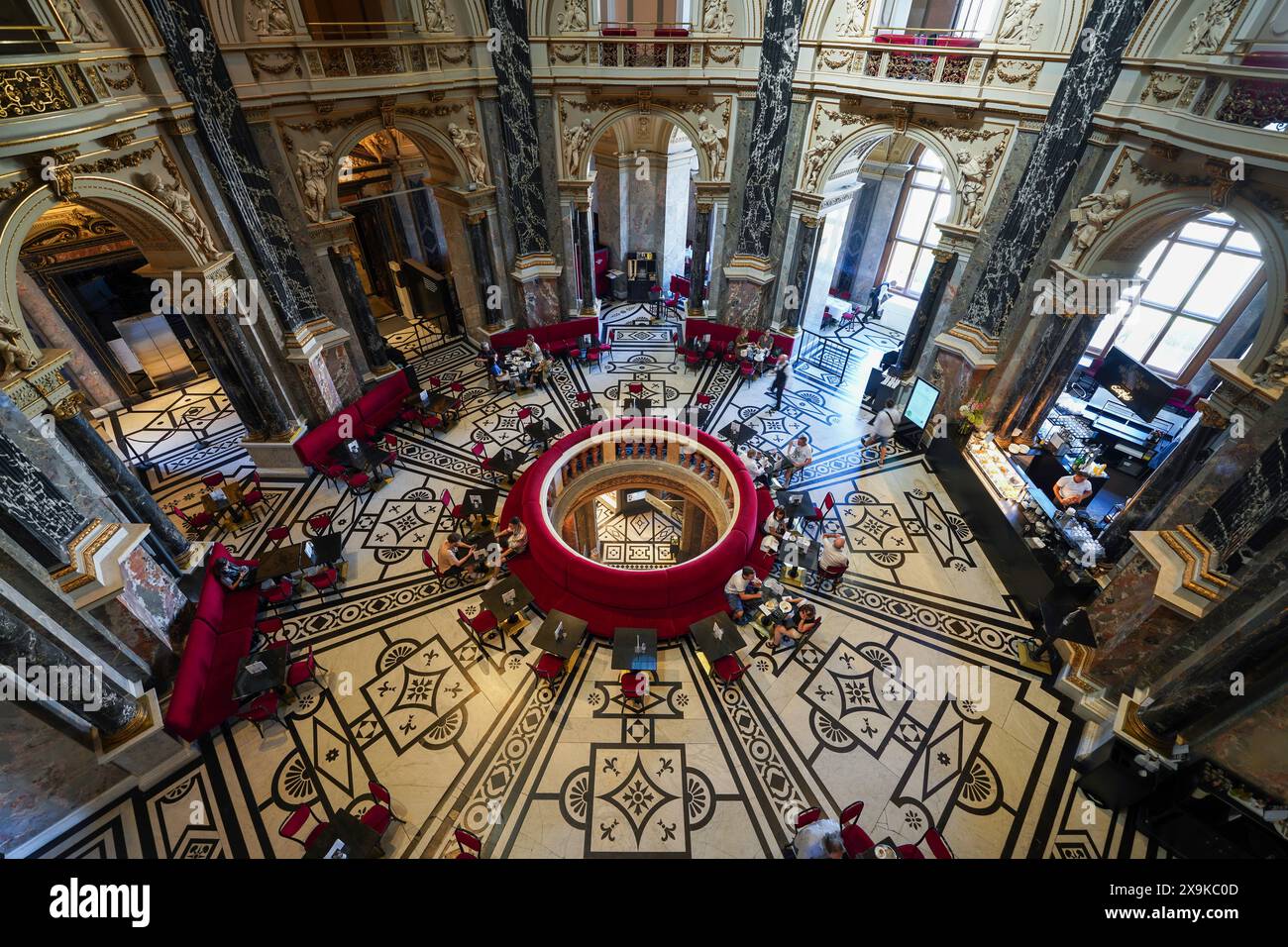 Vista panoramica aerea del museo di storia dell'arte di Vienna (Kunsthistorisches) Cupola Hall, grande sala con caffetteria e caffetteria ristorante. Interno del museo. Foto Stock