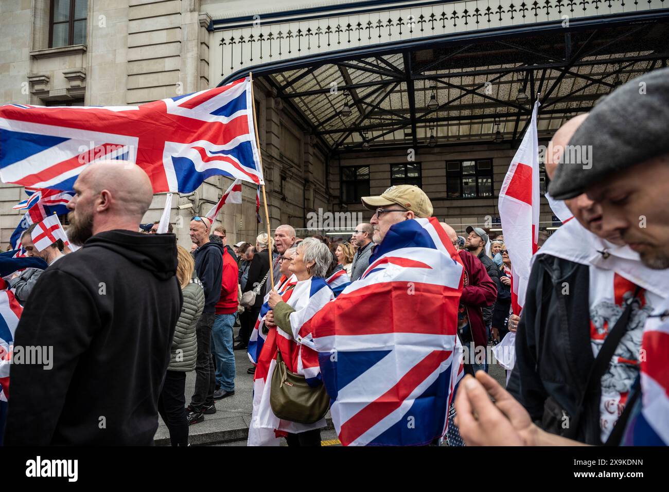 I manifestanti al Tommy Robinson 1° giugno marzo e al rally, Londra, Inghilterra Regno Unito, 01/06/2024 Foto Stock