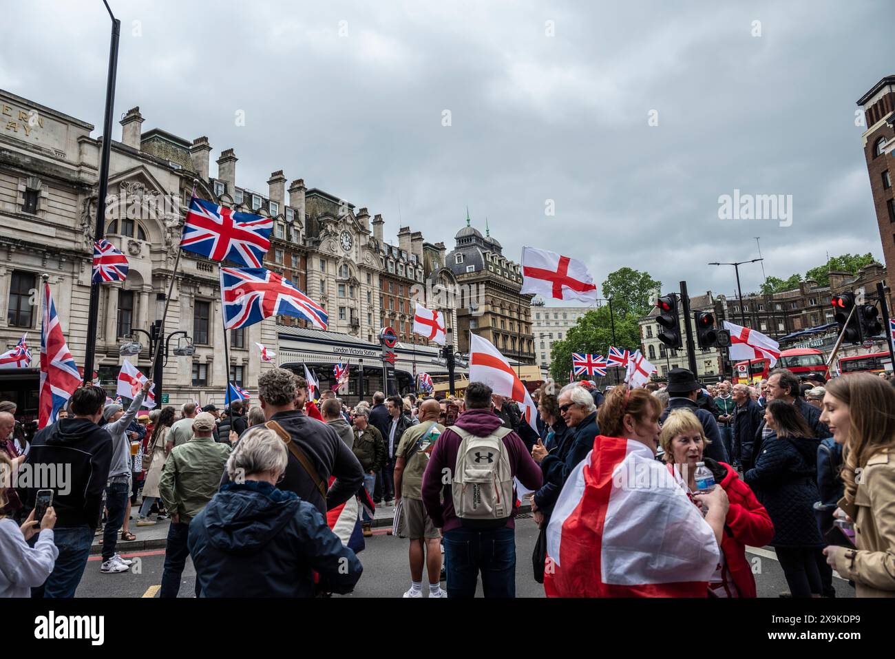 I manifestanti al Tommy Robinson 1° giugno marzo e al rally, Londra, Inghilterra Regno Unito, 01/06/2024 Foto Stock