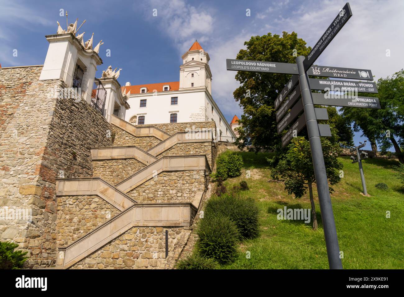 Bratislava paesaggio urbano panoramico del Castello di Bratislava a Bratislava, in Slovacchia, in una giornata di sole, nessuna gente. Scala del castello con indicazioni stradali. Foto Stock