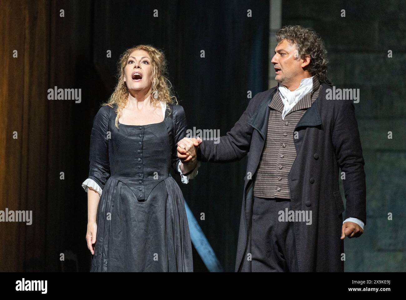 Sondra Radvanovsky (Maddalena di Coigny), Jonas Kaufmann (Andrea Chenier) in ANDREA CHENIER alla Royal Opera, Covent Garden, Londra WC2 30/05/2024 musica: Umberto Giordano libretto: Luigi Illica direttore: Antonio Pappano design: Robert Jones costumi: Jenny Tiramani illuminazione: Adam Silverman coreografia originale e movimento: Andrew George coreografo revival: Agurtzane Arrien regista originale: David McVicar Revival Director: Thomas Guthrie Foto Stock