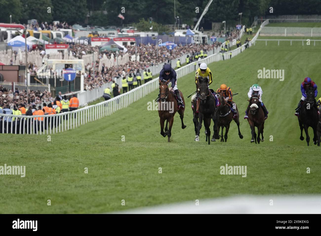 Epsom, Surrey, Regno Unito. 1 giugno 2024. La città di Troia (L), con Ryan Moore (colori blu scuro) su, sali la collina sul rettilineo principale del Betfred Derby, corri per oltre un chilometro e quattro volte sull'iconico ippodromo di Epsom Downs. Crediti: Motofoto/Alamy Live News Foto Stock