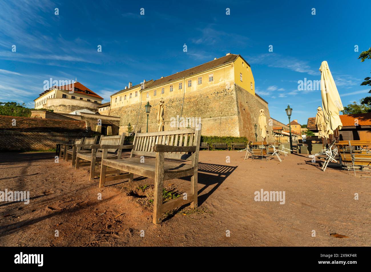 Castello di Brno Špilberk, terreno della fortezza. Castello di Brno a Brno, Cechia, Repubblica Ceca, in una giornata di sole senza persone e panchina del parco. Un paesaggio urbano di Brno. Foto Stock