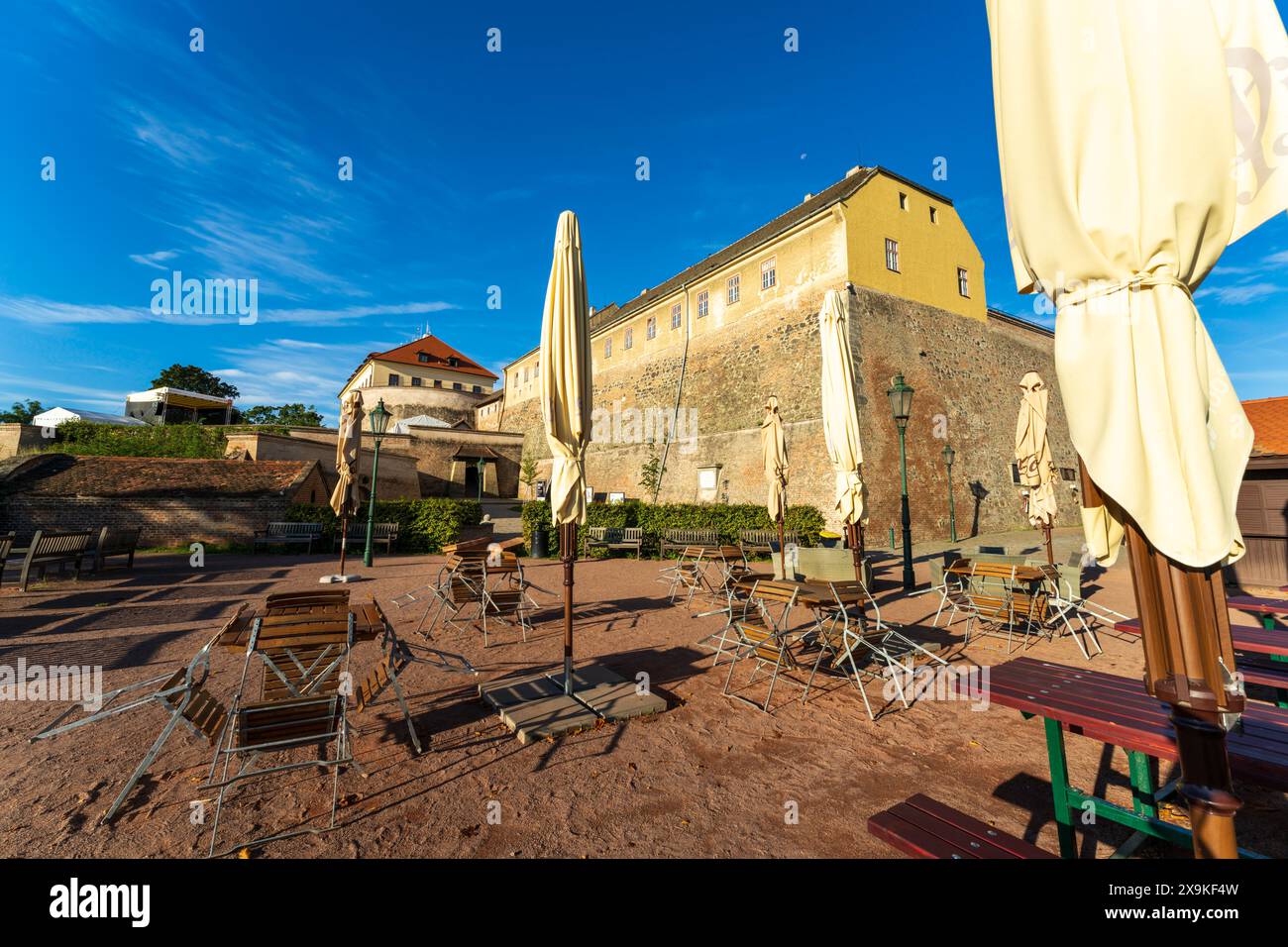 Paesaggio urbano panoramico di Brno, Castello di Spilberk a Brno, Cechia con sedie e tavoli in un caffè all'aperto sul terreno della fortezza in una giornata di sole, nessuno Foto Stock