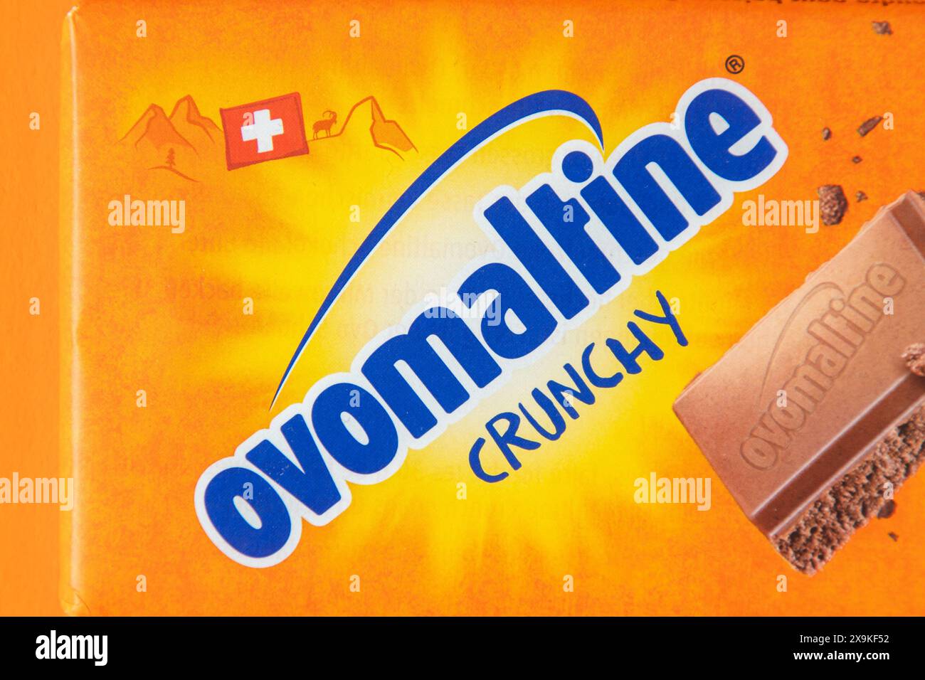 Cioccolato svizzero di Ovomaltine. Piastrelle in confezione arancione. Dolcezza. Cioccolato al latte 100 grammi. Kiev, Ucraina - 19 giugno 2023. Foto Stock