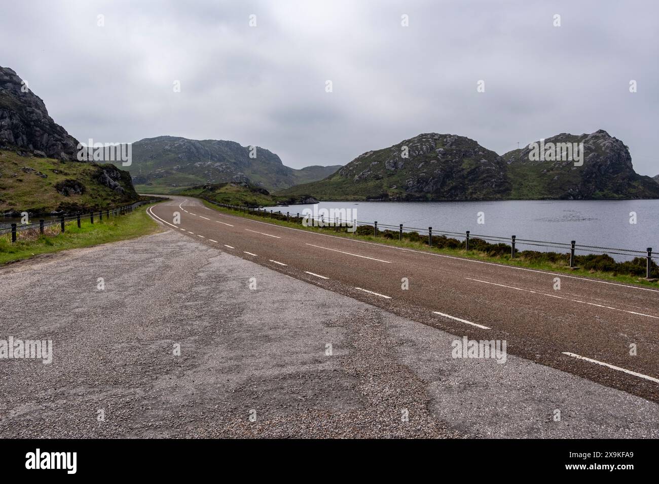 Viaggiando sulla costa nord 500 punto panoramico su Loch Eriboll - la strada che precede Foto Stock
