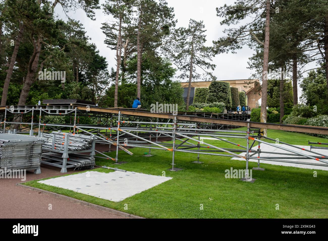 Normandia, Francia 1 giugno 2024. Iniziano i preparativi per la visita di Joe Biden al cimitero americano della Normandia per rendere omaggio al 80° anniversario dello sbarco del D-Day credito: Drew McArthur/Alamy Live News Foto Stock