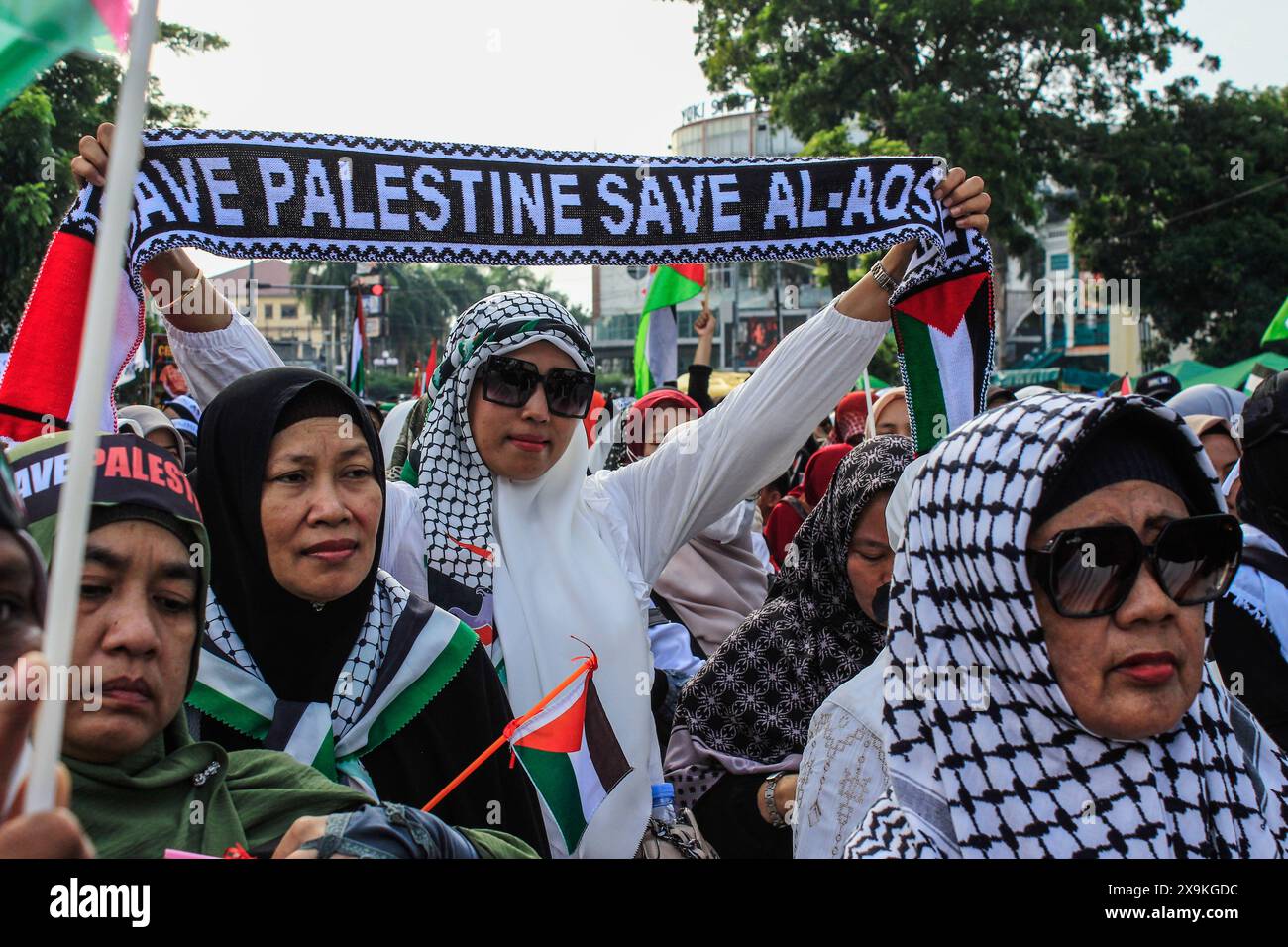 Medan, Sumatra settentrionale, Indonesia. 1 giugno 2024. Una donna musulmana in Indonesia mostra la parola Save Palestina, mentre difende la Palestina che è stata attaccata da Israele a Medan North Sumatra. (Credit Image: © Kartik Byma/ZUMA Press Wire) SOLO PER USO EDITORIALE! Non per USO commerciale! Foto Stock