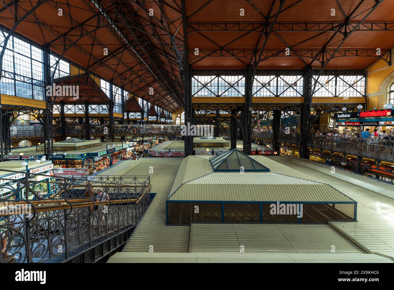 All'interno del grande mercato coperto di Budapest o del mercato centrale, una delle migliori sale alimentari europee, mercati con cibo fresco, abbigliamento, ristoranti e negozi. Foto Stock