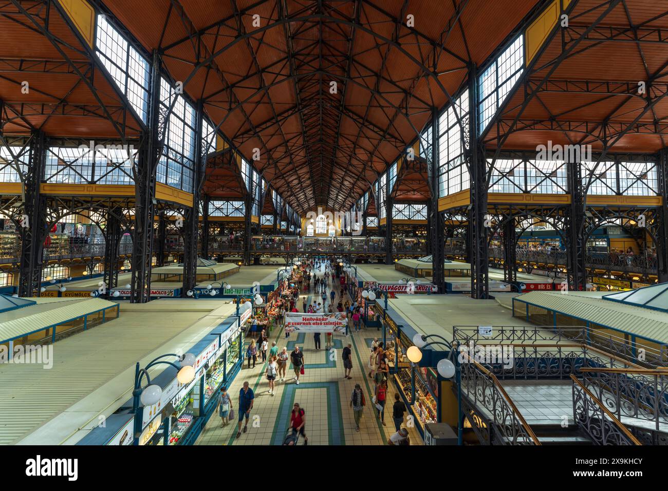 Vista panoramica di Budapest del mercato centrale, del grande mercato, un mercato alimentare con una splendida architettura, cibo fresco, shopping. Foto Stock