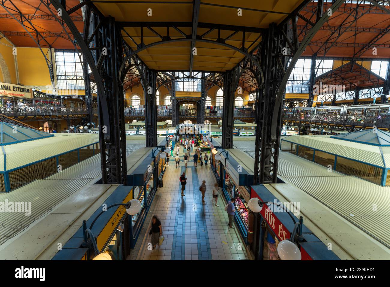 Mercato centrale di Budapest. Vista panoramica interna del grande mercato coperto con gente che fa shopping presso bancarelle e negozi. Budapest, stile di vita ungherese. Foto Stock