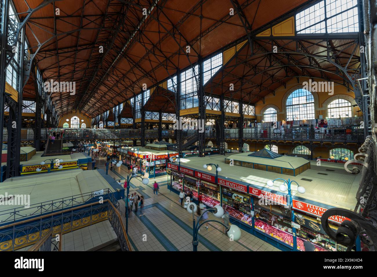 Vista panoramica interna di Budapest del grande mercato coperto e del mercato centrale. All'interno del famoso mercato alimentare con una splendida architettura e cibo fresco Foto Stock