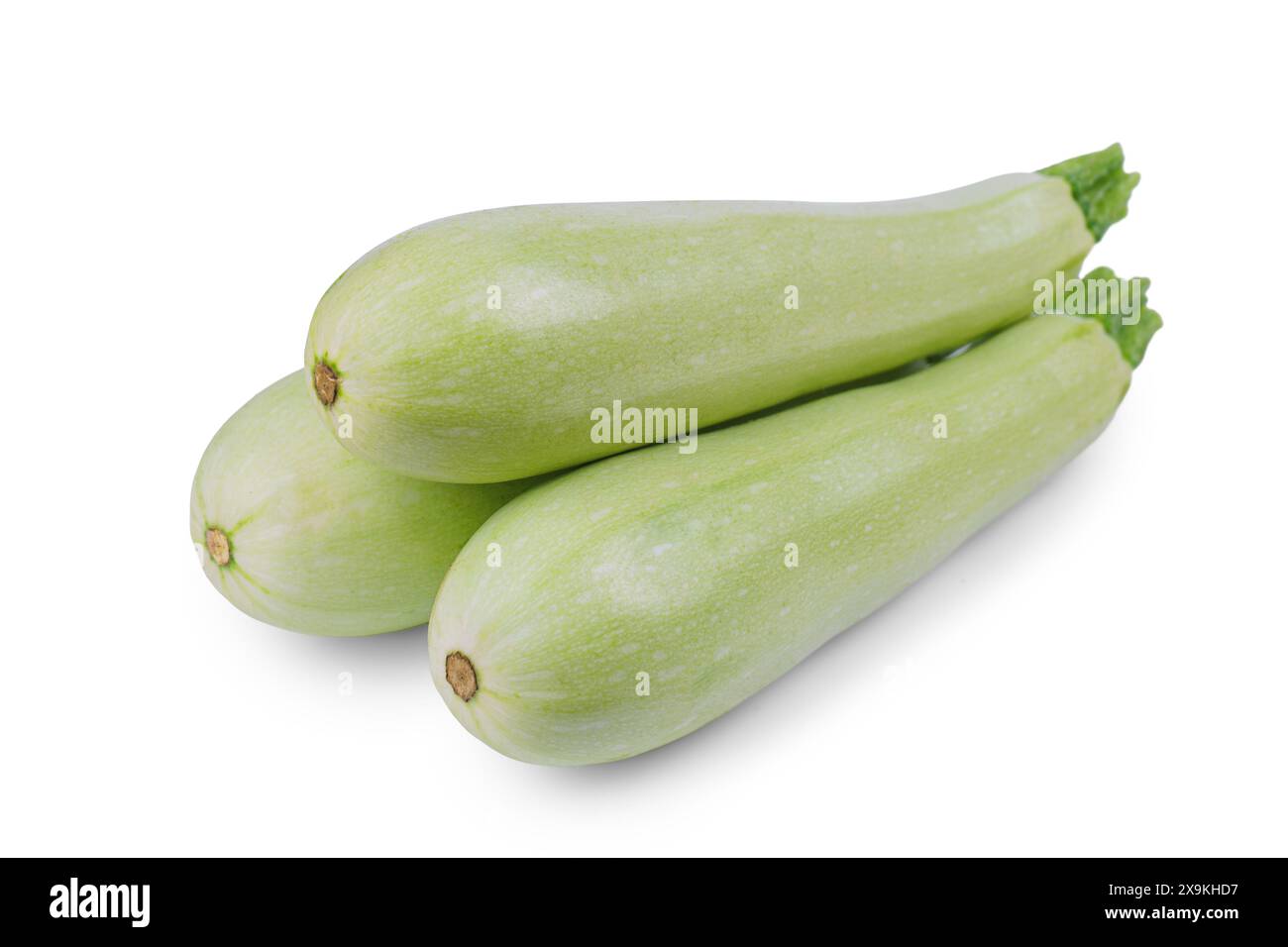 Zucchine verdi biologiche o zucchine fresche mature isolate su fondo bianco. Mucchio di midollo vegetale crudo, cibo sano, ingrediente, agricoltura. Foto Stock