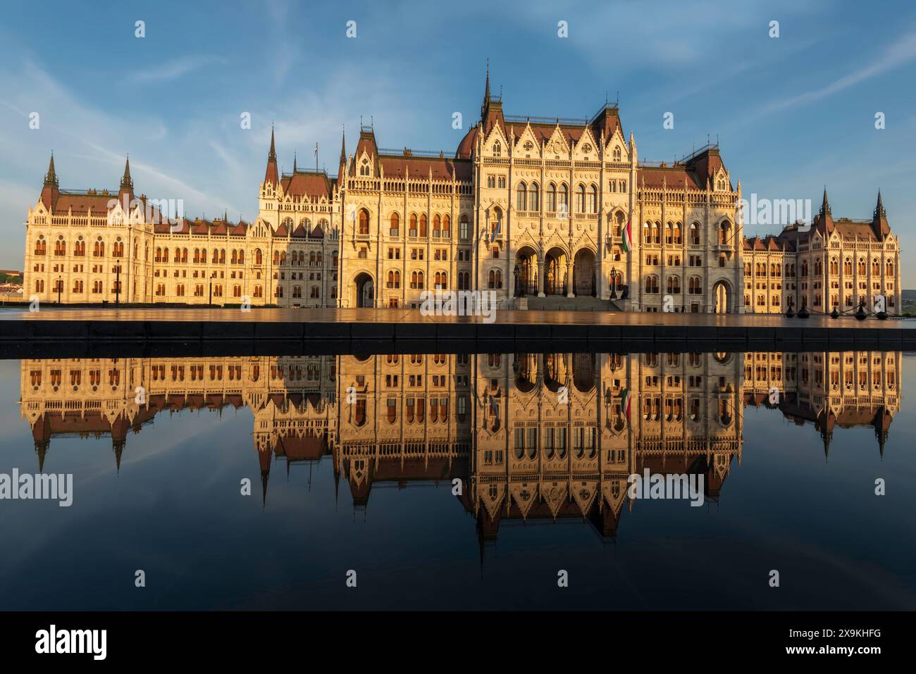 Edificio del Parlamento ungherese, il Parlamento di Budapest con una tranquilla riflessione nello stagno. Edificio governativo situato a Budapest, Ungheria. Foto Stock