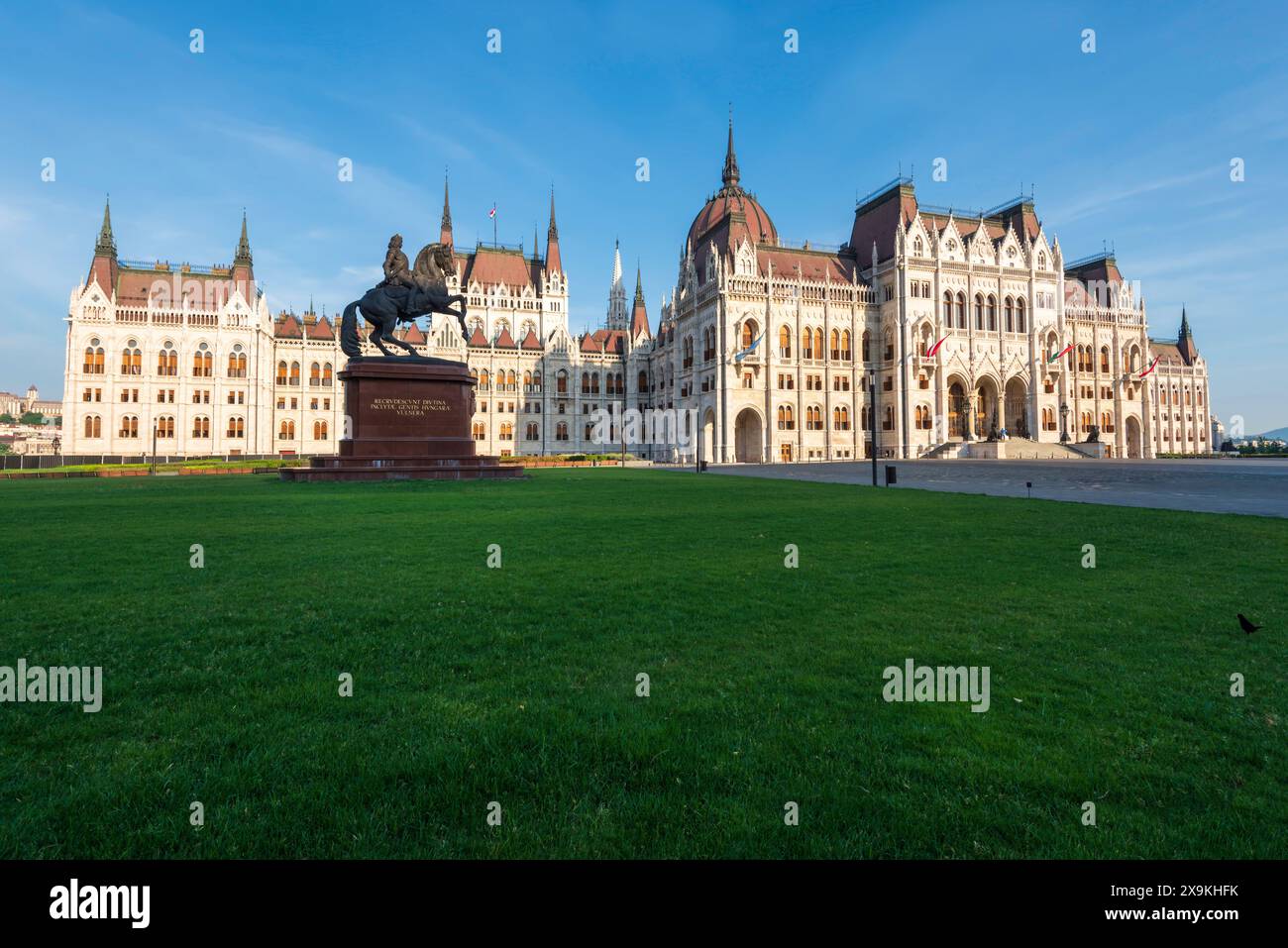 Budapest, Ungheria, Europa - 23 maggio 2018. Parlamento di Budapest, vista panoramica dello skyline con l'edificio del Parlamento ungherese e i giardini con la statua. Foto Stock