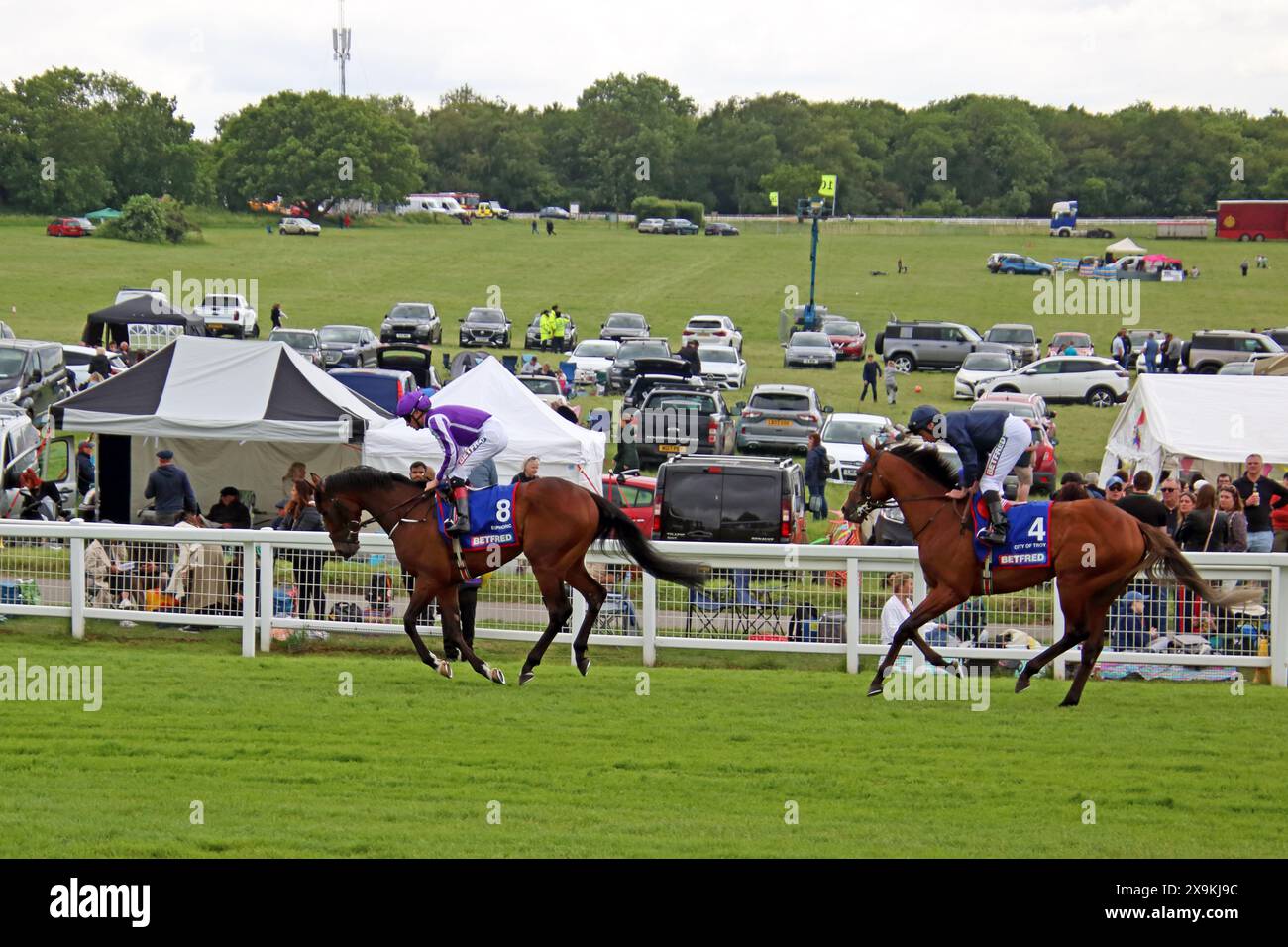 Epsom Downs Surrey, Regno Unito. 1 giugno 2024. Il favorito pre-gara e vincitore del Derby No4 City of Troy si dirige verso l'inizio della gara con No8 euforico. Jockey Ryan Moore guidò il City of Troy alla vittoria nel Derby del 2024. La seconda vittoria consecutiva per l'allenatore Aiden o'Brien, che ha esteso il suo record a 10 vincitori nel Classic a Epsom. Su Epsom Derby Day 2024 crediti: Julia Gavin/Alamy Live News Foto Stock