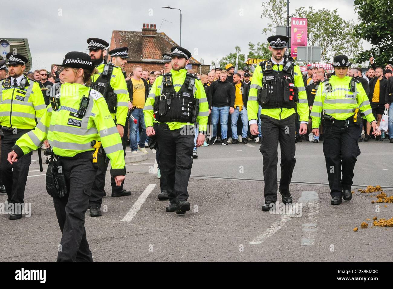 Londra, Regno Unito. 1 giugno 2024. I tifosi di entrambi i club arrivano e si dirigono lungo la strada olimpica fino allo stadio. La finale della UEFA Champions League tra il Real Madrid e il Borussia Dortmund prenderà il via oggi alle 20:00 CET allo stadio di Wembley. Crediti: Imageplotter/Alamy Live News Foto Stock