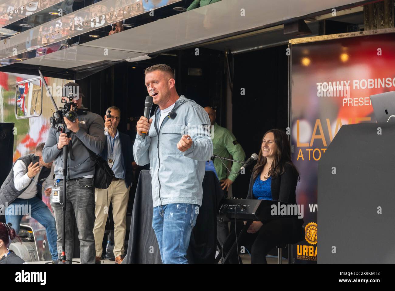 Westminster, Londra, Inghilterra. 1° giugno 2024. Tommy Robinson parla alla marcia per l'Inghilterra e contro l'evento di polizia a due livelli. Crediti: Jessica Girvan/Alamy Live News Foto Stock
