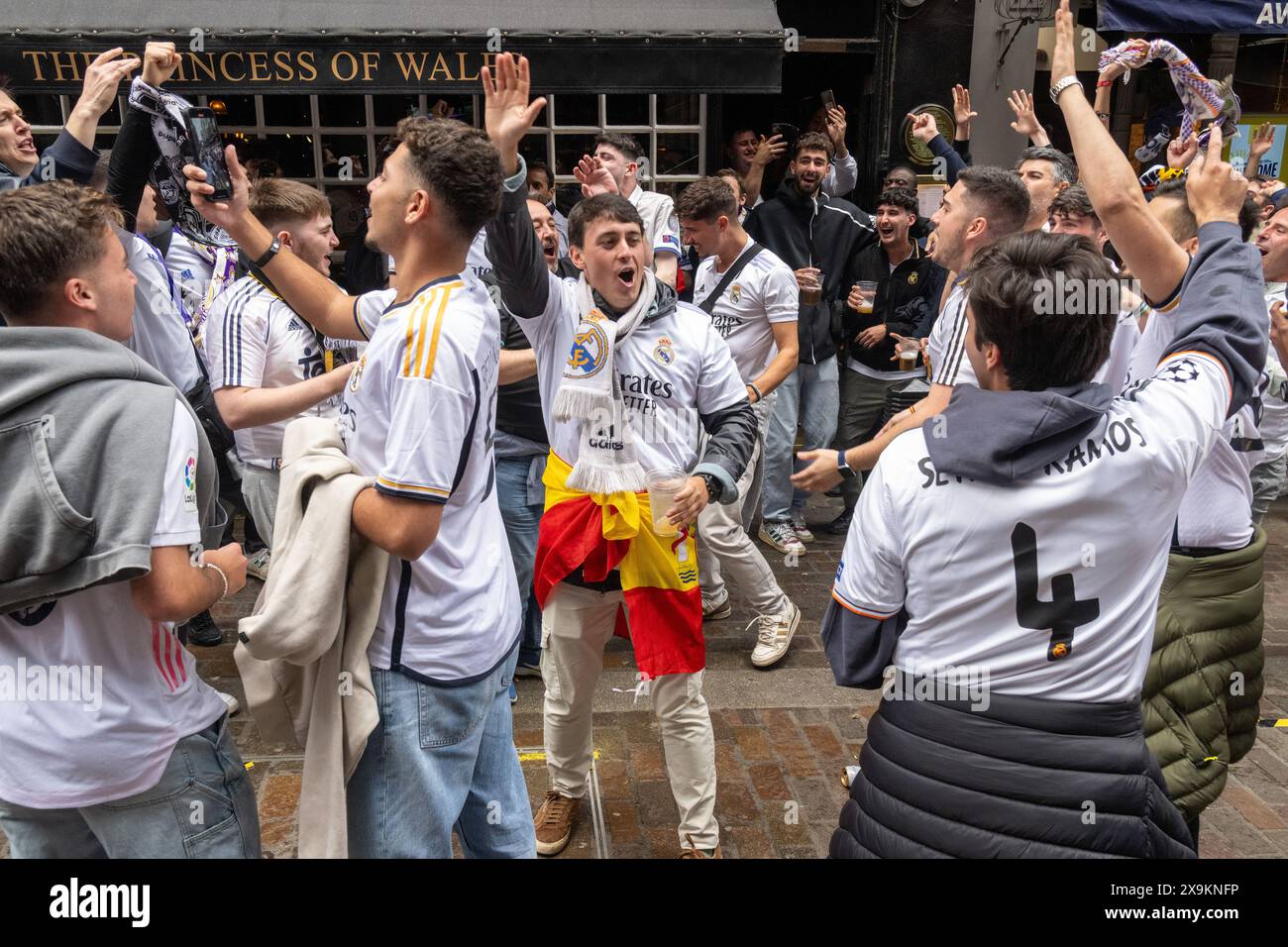 Londra, Regno Unito, 1 giugno 2024. I tifosi del Real Madrid si riuniscono fuori dal pub Princess of Wales vicino alla stazione ferroviaria di Charing Cross prima che la loro squadra affronti la squadra tedesca del Dortmund nella finale della UEFA Champions League tenutasi allo stadio di Wembley questa sera. Crediti: A.A. Gill/Alamy Live News Foto Stock