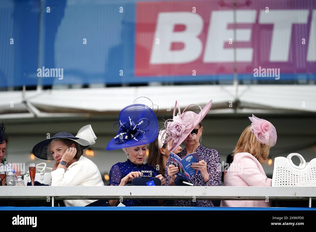 Corse automobilistiche il giorno del derby del Betfred Derby Festival all'ippodromo Epsom Downs. Data foto: Sabato 1 giugno 2024. Foto Stock