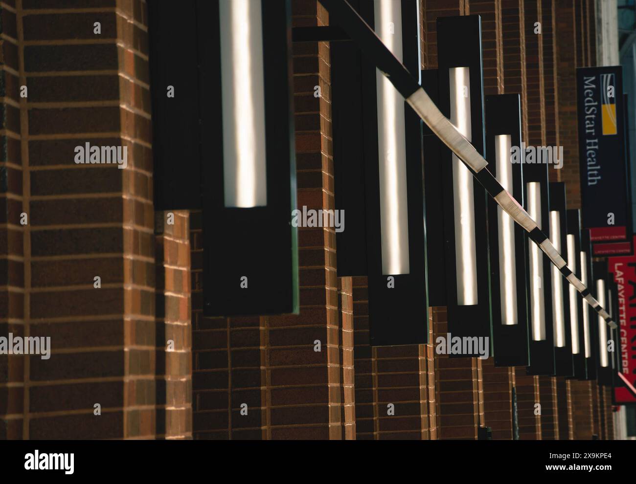 Una striscia di luci all'aperto in un'area commerciale del centro Foto Stock