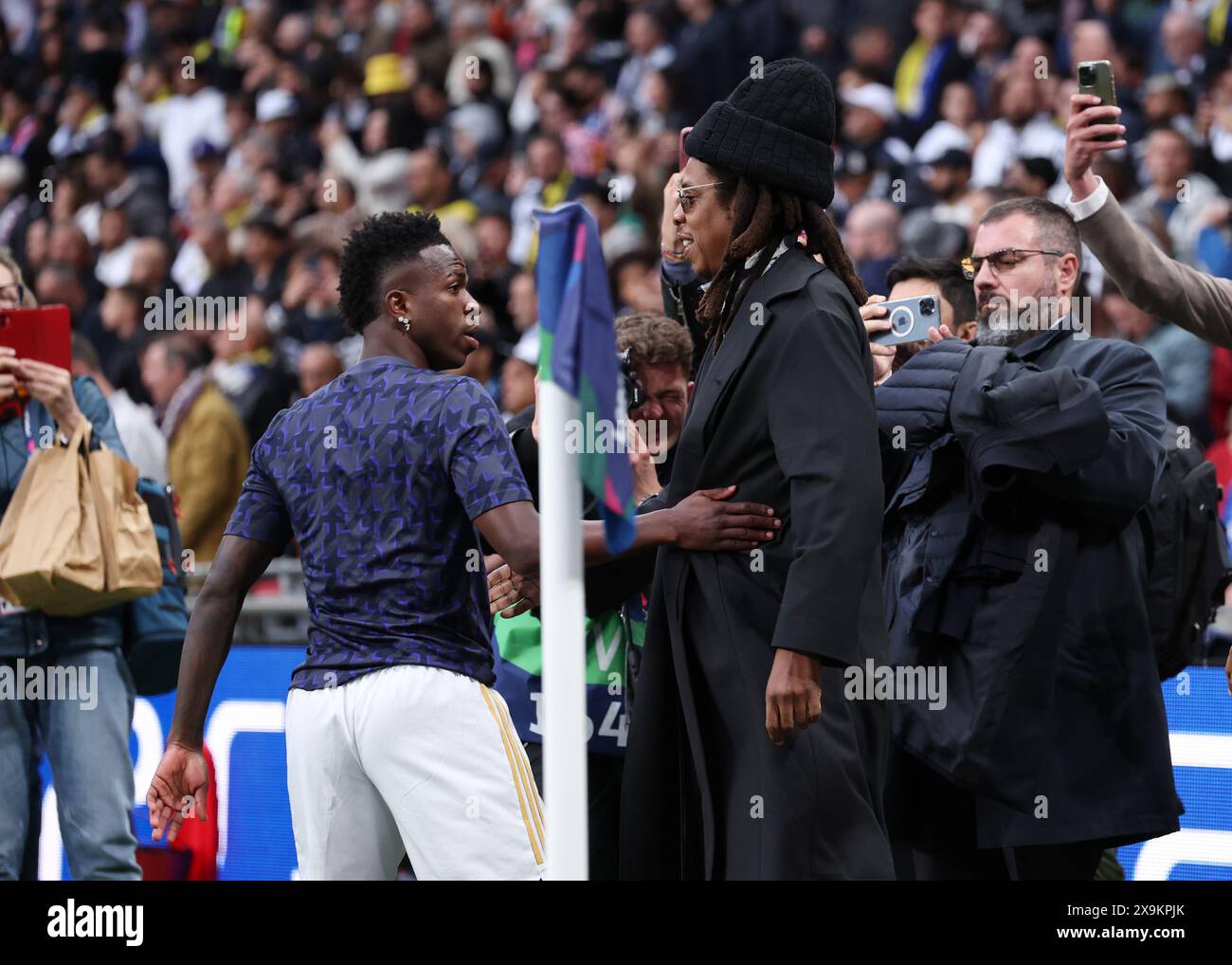 Londra, Regno Unito. 1 giugno 2024. Vinicius Junior del Real Madrid incontra la stella della RAP JAY-Z (r) mentre appare sul campo prima della partita finale di UEFA Champions League allo stadio di Wembley, Londra. Il credito per immagini dovrebbe essere: David Klein/Sportimage Credit: Sportimage Ltd/Alamy Live News Foto Stock