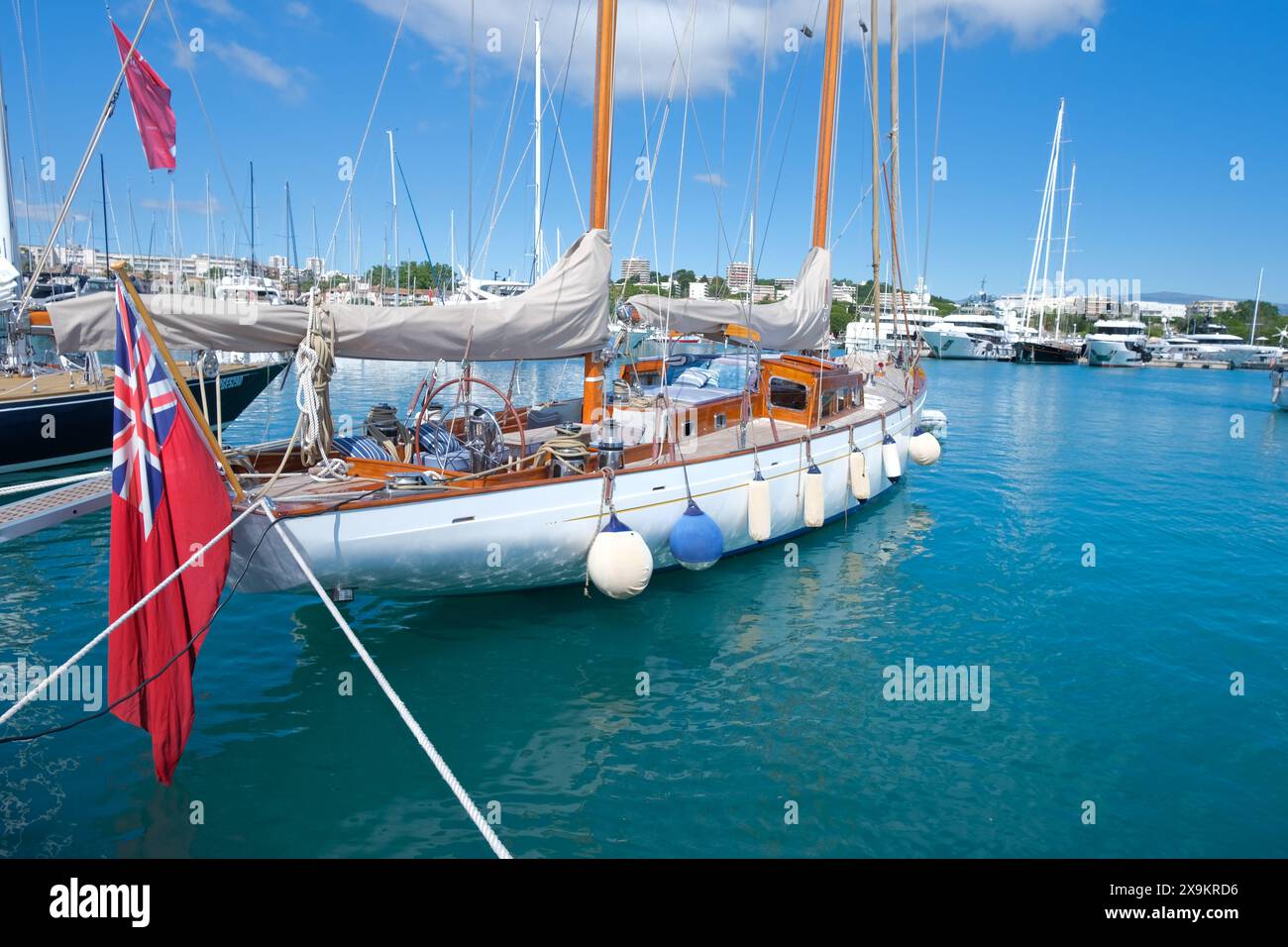 Les Voiles d'Antibes 29a edizione, raduno annuale di barche a vela d'epoca. Port Vauban, Antibes, Costa Azzurra Foto Stock