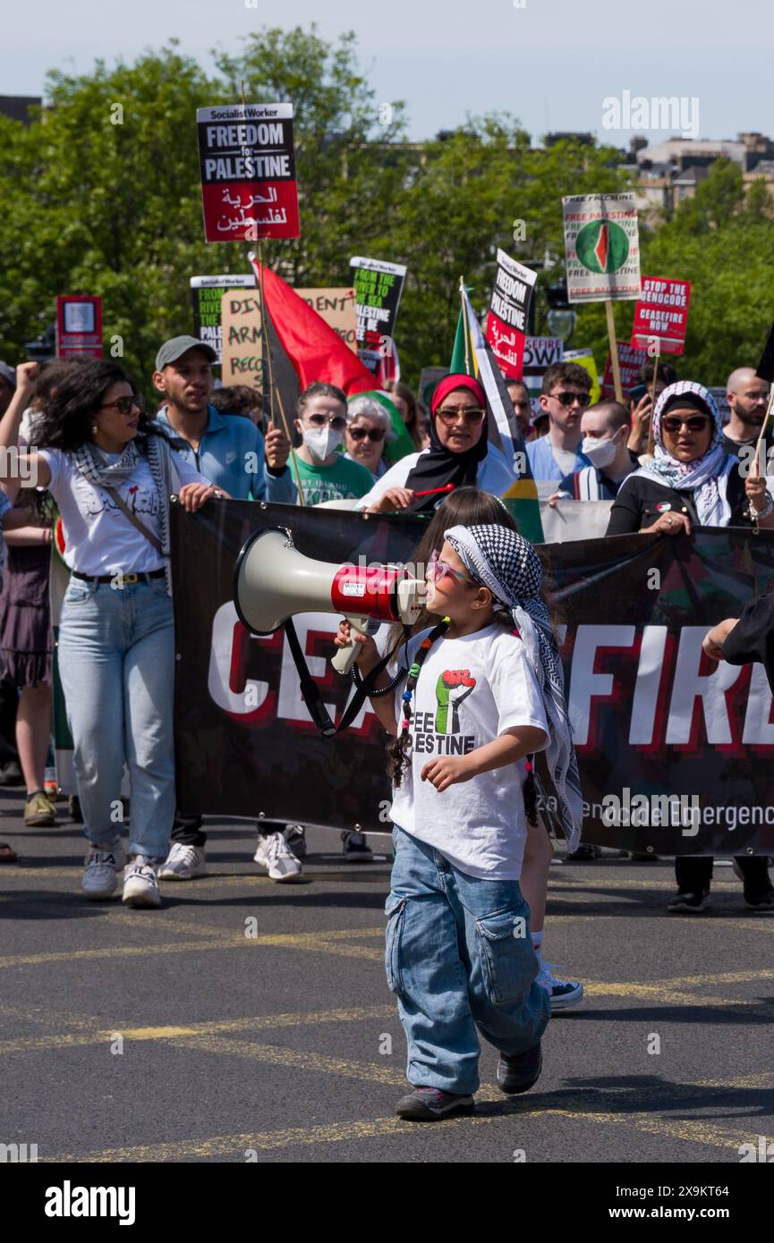 Edimburgo, Regno Unito. 1 giugno 2024. Questa è la marcia di protesta del Comitato di emergenza per il genocidio di Gaza di Edimburgo guidato da bambini durante la loro passeggiata di protesta attraverso Edimburgo. Crediti: JASPERIMAGE/Alamy Live News Foto Stock