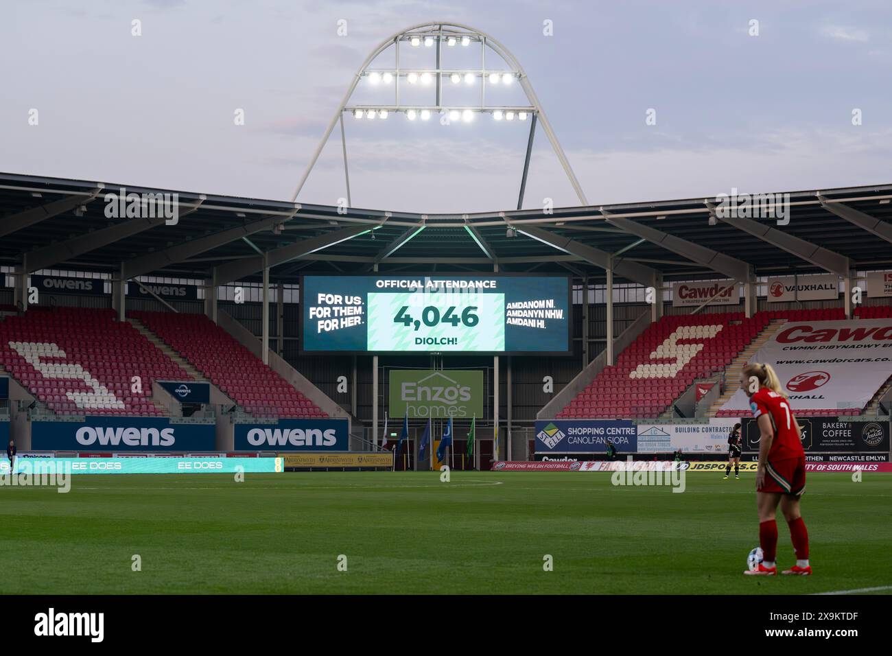LLANELLI, REGNO UNITO. 31 maggio 2024. Lo spettacolo ufficiale di partecipazione sul grande schermo durante la partita di qualificazione a Euro 2025 di UEFA femminile di Lega B tra donne gallesi e donne ucraine al Parc y Scarlets di Llanelli il 31 maggio 2024. (PIC di Ashley Crowden/FAW) credito: Football Association of Wales/Alamy Live News Foto Stock LLANELLI, REGNO UNITO. 31 maggio 2024. Lo spettacolo ufficiale di partecipazione sul grande schermo durante la partita di qualificazione a Euro 2025 di UEFA femminile di Lega B tra donne gallesi e donne ucraine al Parc y Scarlets di Llanelli il 31 maggio 2024. (PIC di Ashley Crowden/FAW) credito: Football Association of Wales/Alamy Live News Foto Stock