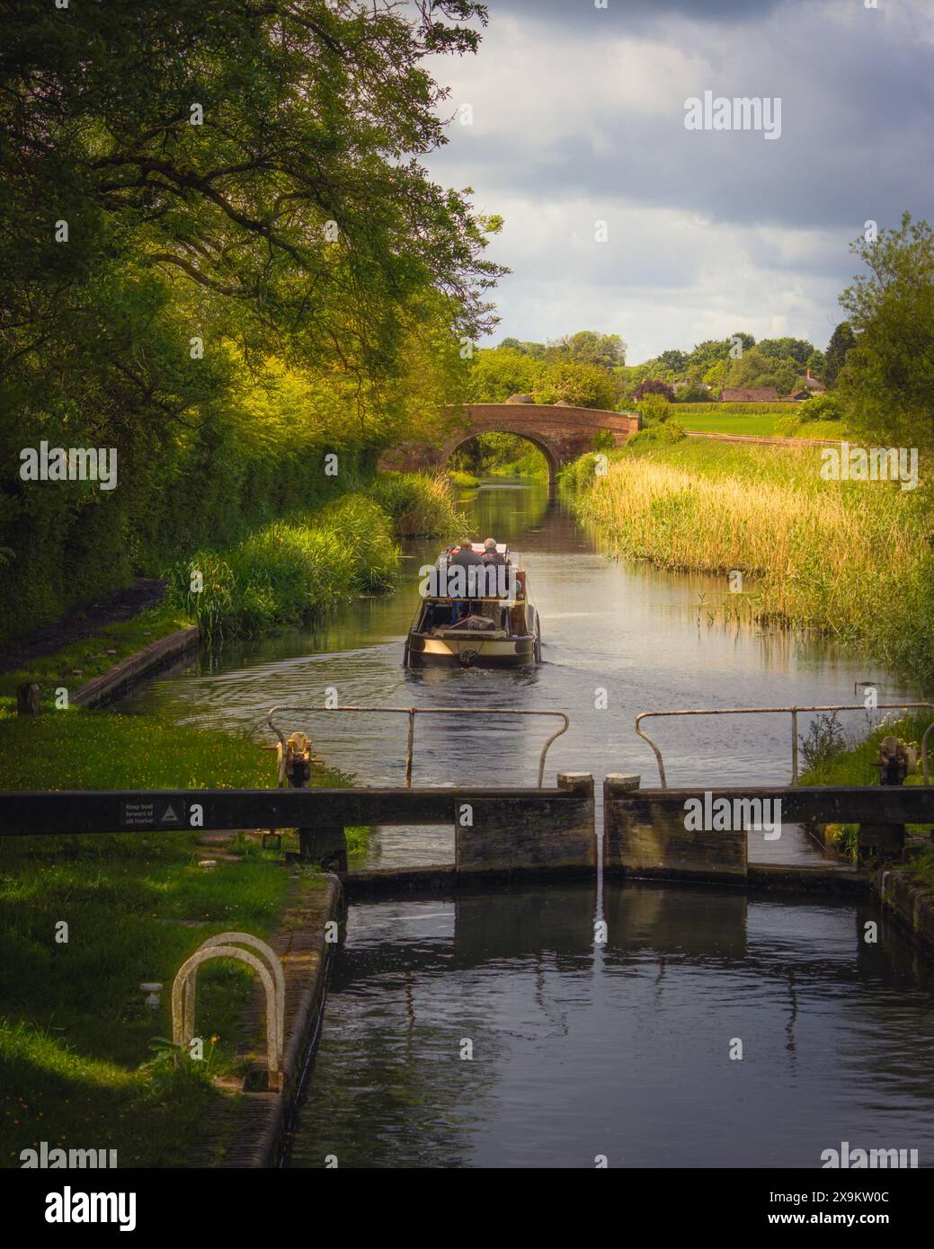 Barca stretta sul canale Kennet e Avon Foto Stock
