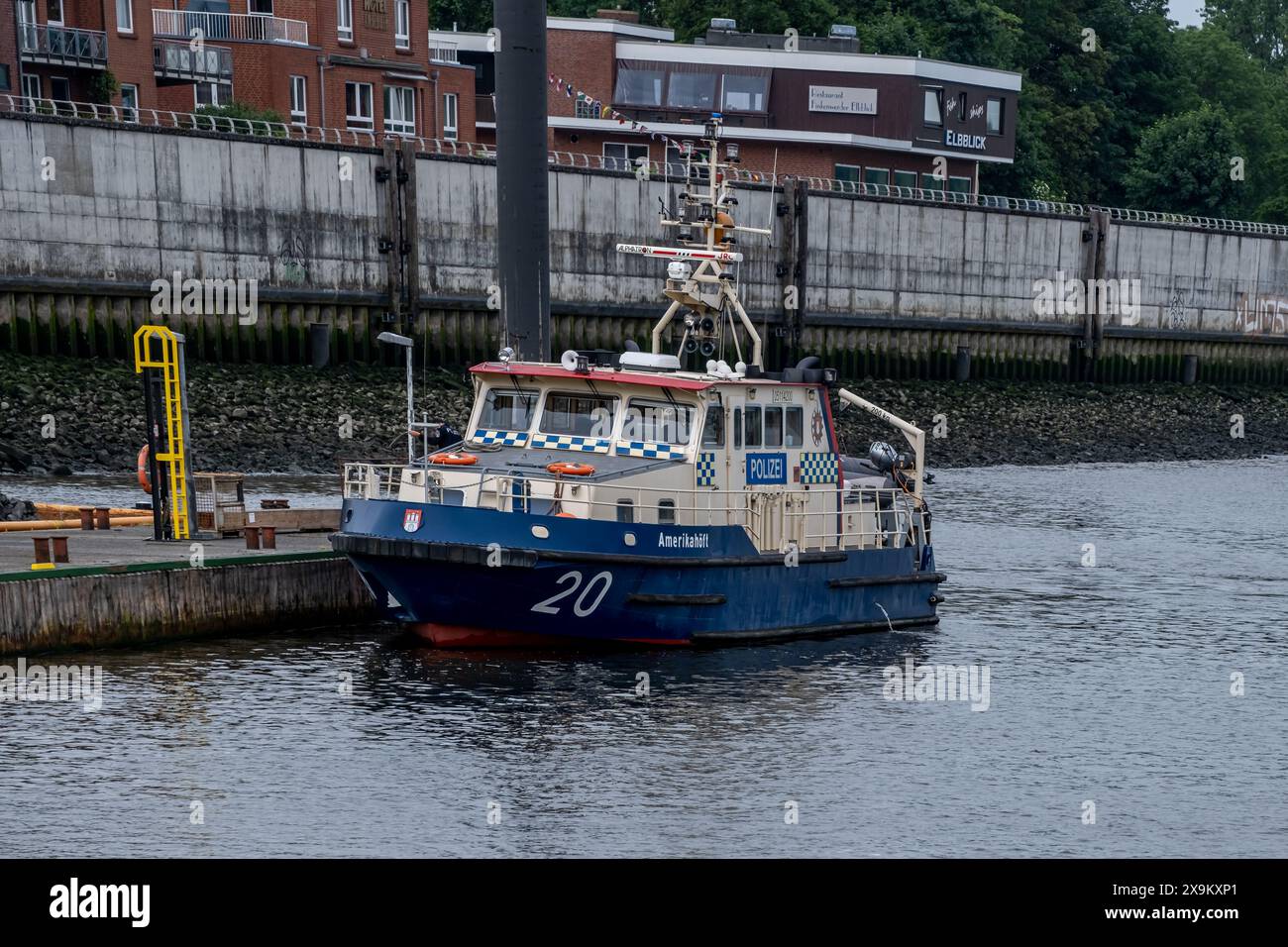 Amburgo, Germania - 05 25 2024: Veduta della nave della polizia Amerikahöft ormeggiata al molo sull'Elba ad Amburgo. Foto Stock