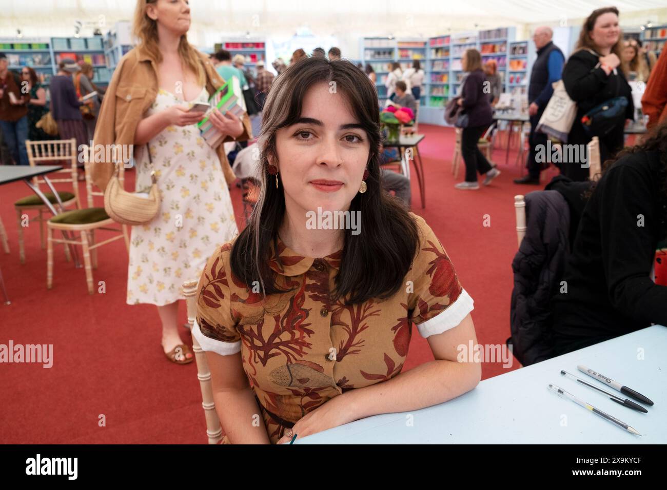 Giovane donna autrice messicana Aura García-Junco firma libri nella libreria Hay Festival libreria libreria Hay-onWye Wales UK 2024 Gran Bretagna KATHY DEWITT Foto Stock