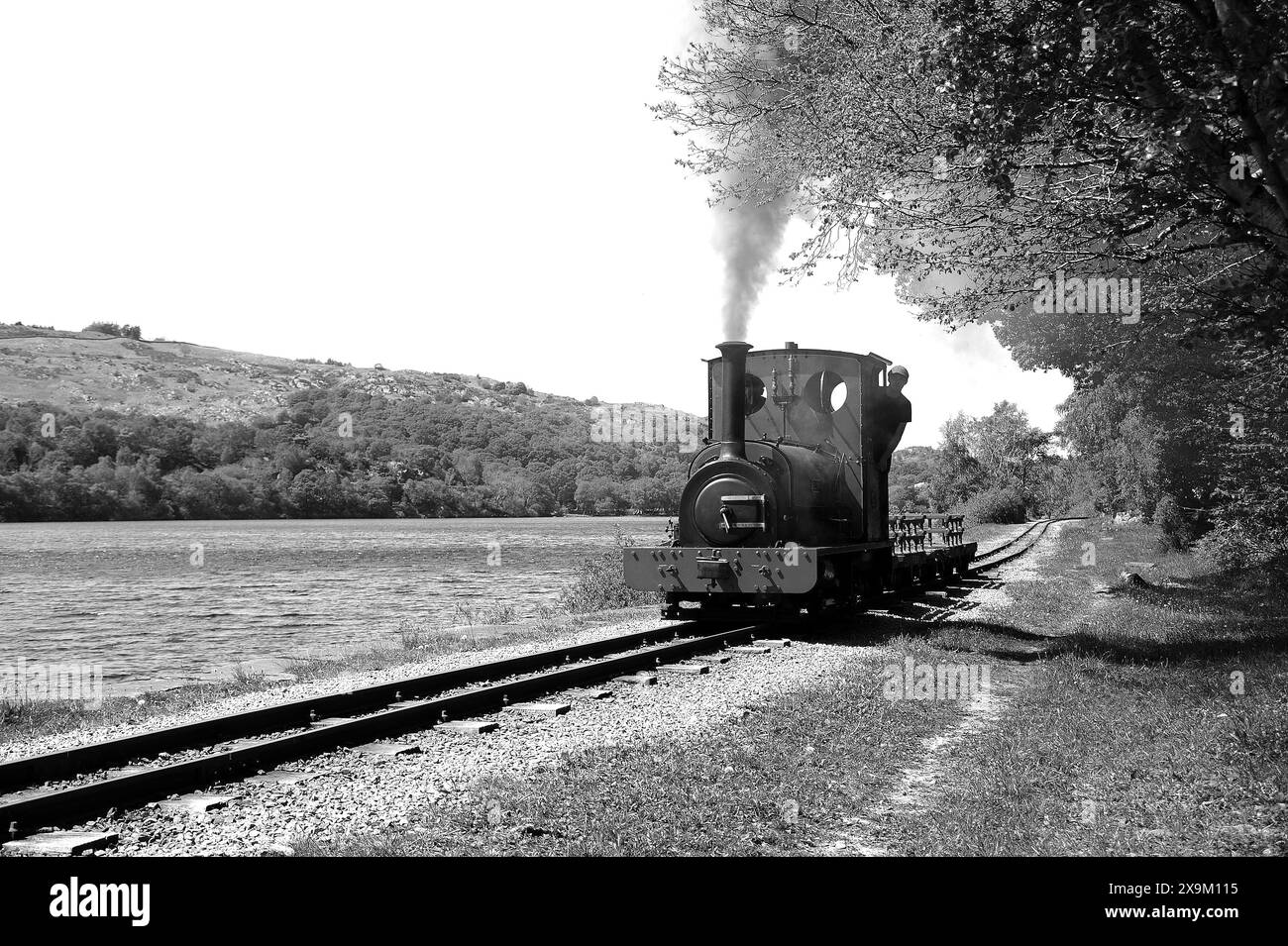 'Elidir' a nord di CEI Llydan con un breve treno di carri di ardesia. Foto Stock