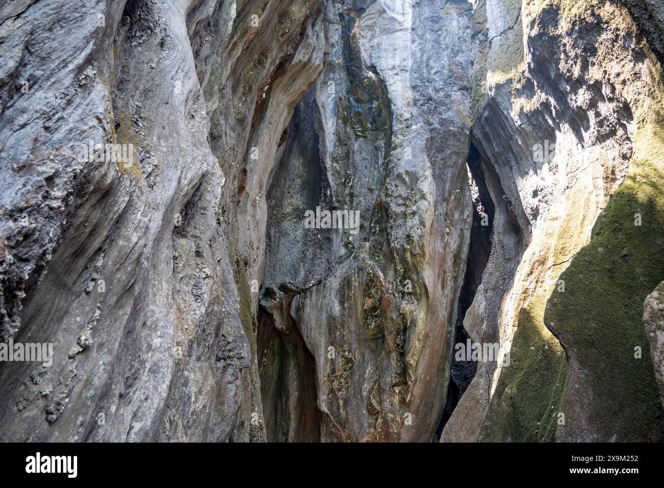 profondità nascoste di grotte naturali, dove il tempo ha inciso schemi intricati. Scopri antichi misteri. Foto Stock