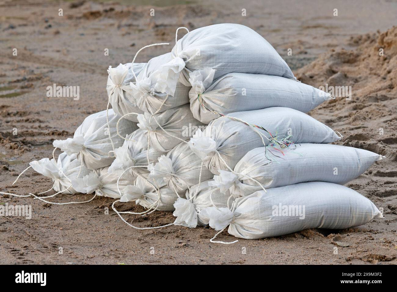 01.06.2024 Hoher Pegelstand und eingeschränkter Schiffsverkehr auf Rhein nach Gewitter Dauerregen Süddeutschland Hochwasser Überschwemmungen Sandsäcke Foto Stock