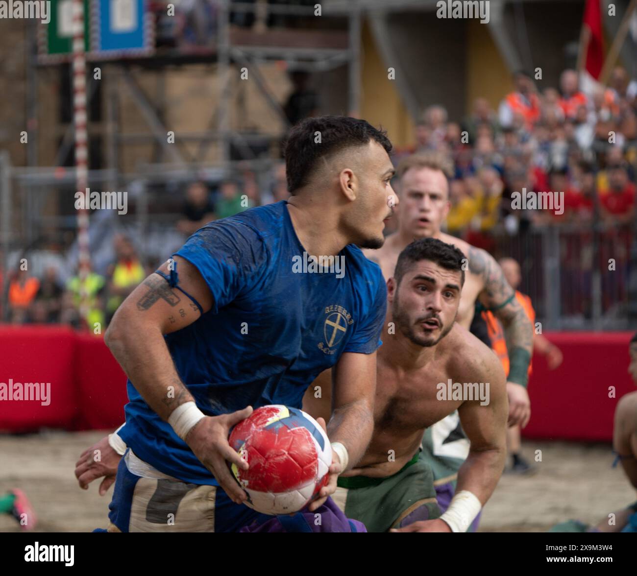 Firenze, . 1 giugno 2024. Firenze, calcio storico Fiorentino Azzurri Verdi Match in Piazza Santa Croce 01/06/2024 Firenze Italia credito: Agenzia fotografica indipendente/Alamy Live News Foto Stock