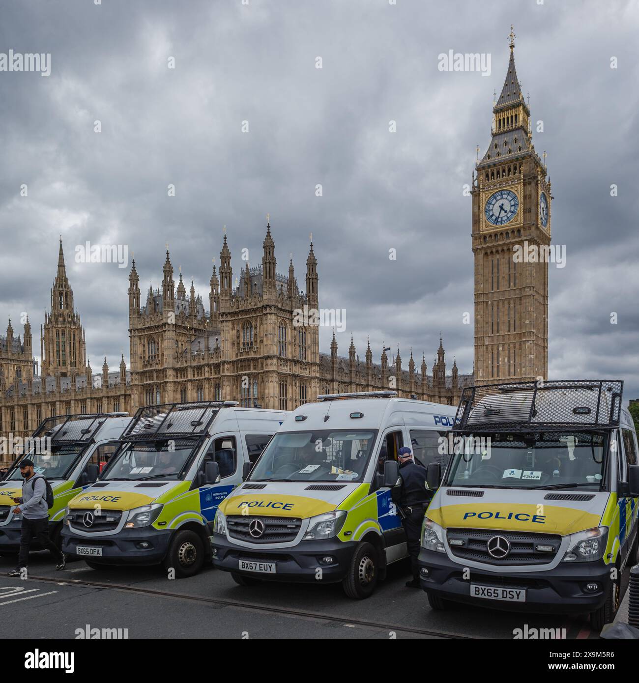 I veicoli della polizia bloccano il ponte di Westminster durante una protesta nella Parliament Square di Londra. Foto Stock