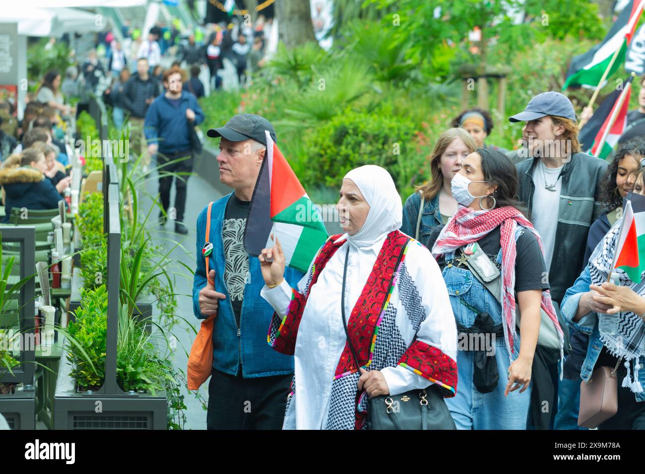 Londra Gran Bretagna, 1 giugno 2024. Gli attivisti pro-palestinesi marciano per le strade affollate del centro di Londra nel giorno del Champions League Football, giurando di causare disagi di massa nelle strade di Londra fino a quando non sarà istituita una Palestina libera . Helen Cowles / Alamy Live News Foto Stock