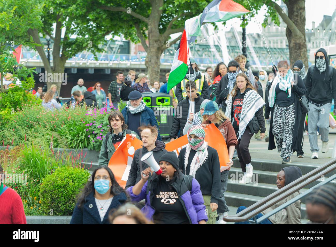 Londra Gran Bretagna, 1 giugno 2024. Gli attivisti pro-palestinesi marciano per le strade affollate del centro di Londra nel giorno del Champions League Football, giurando di causare disagi di massa nelle strade di Londra fino a quando non sarà istituita una Palestina libera . Helen Cowles / Alamy Live News Foto Stock