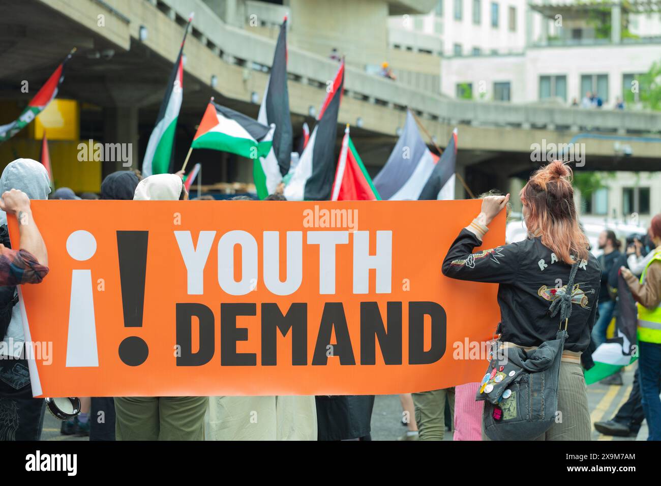 Londra Gran Bretagna, 1 giugno 2024. I giovani chiedono che un gruppo di attivisti pro-palestinesi organizzino una marcia di protesta per le strade del centro di Londra. Helen Cowles / Alamy Live News Foto Stock