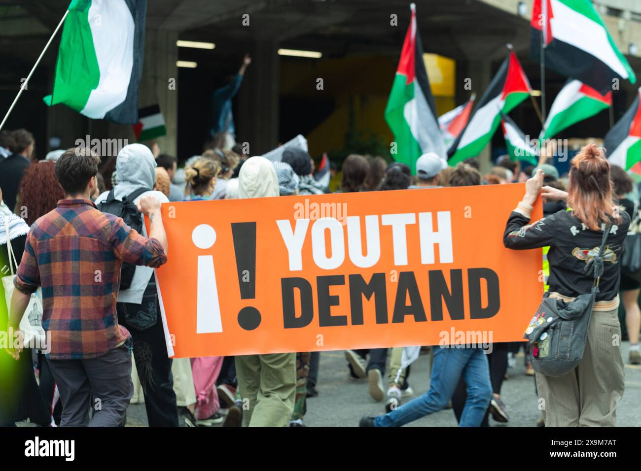 Londra Gran Bretagna, 1 giugno 2024. I giovani chiedono che un gruppo di attivisti pro-palestinesi organizzino una marcia di protesta per le strade del centro di Londra. Helen Cowles / Alamy Live News Foto Stock