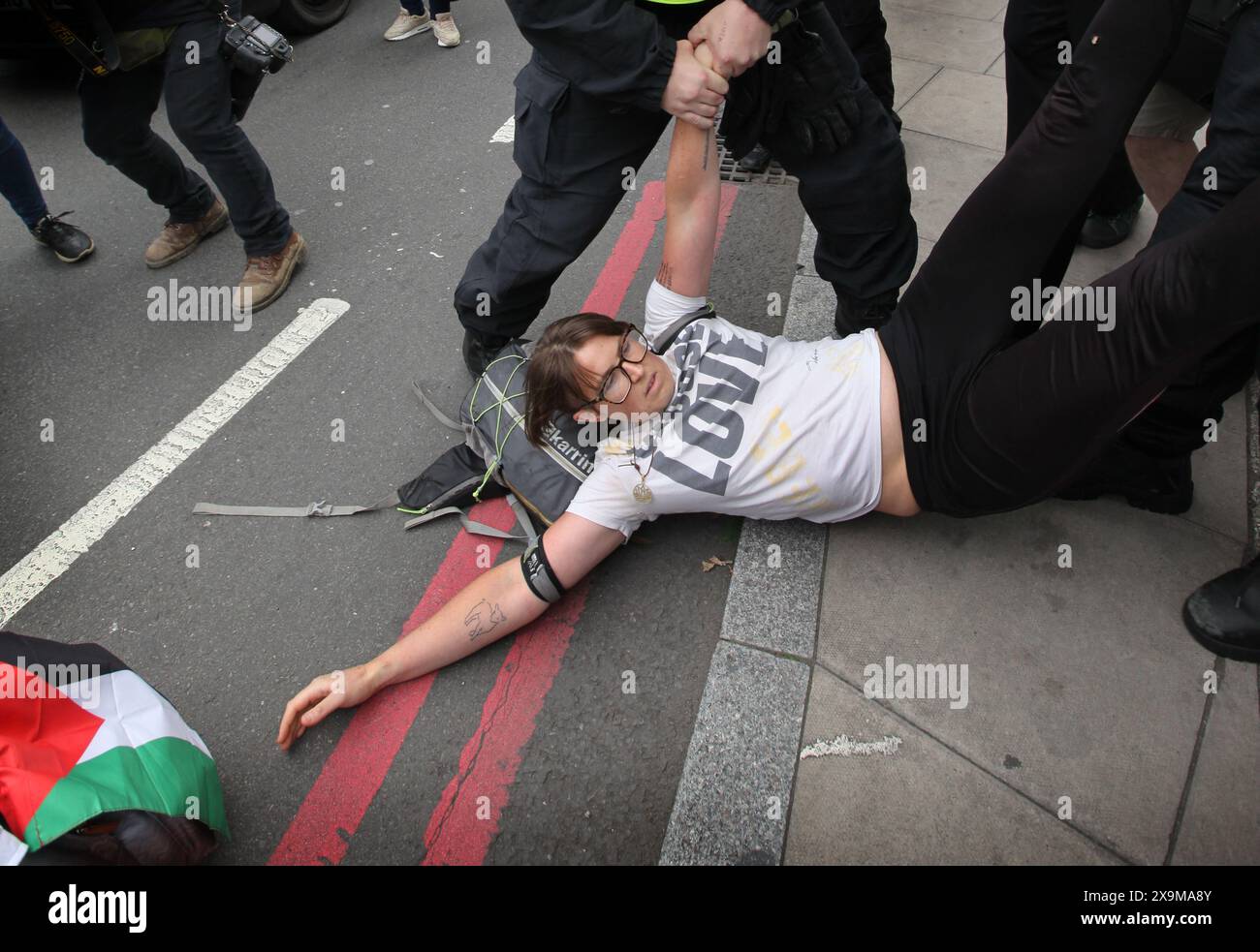 Londra, Inghilterra, Regno Unito. 1 giugno 2024. Gli agenti di polizia trascinano un manifestante fuori strada prima di arrestarli durante la manifestazione. Una protesta pro-palestinese si è tenuta intorno all'area di Waterloo a Londra, con i manifestanti della Youth Demand che protestano per un embargo israeliano sulle armi. Chiedono un embargo sulle armi bidirezionale e la cessazione del bombardamento di Rafah. Israele continua a colpire Gaza oltre otto mesi dall'inizio della guerra. Sono stati effettuati nove arresti per aver bloccato l'autostrada. (Credit Image: © Martin Pope/ZUMA Press Wire) SOLO PER USO EDITORIALE! Non per USO commerciale! Foto Stock