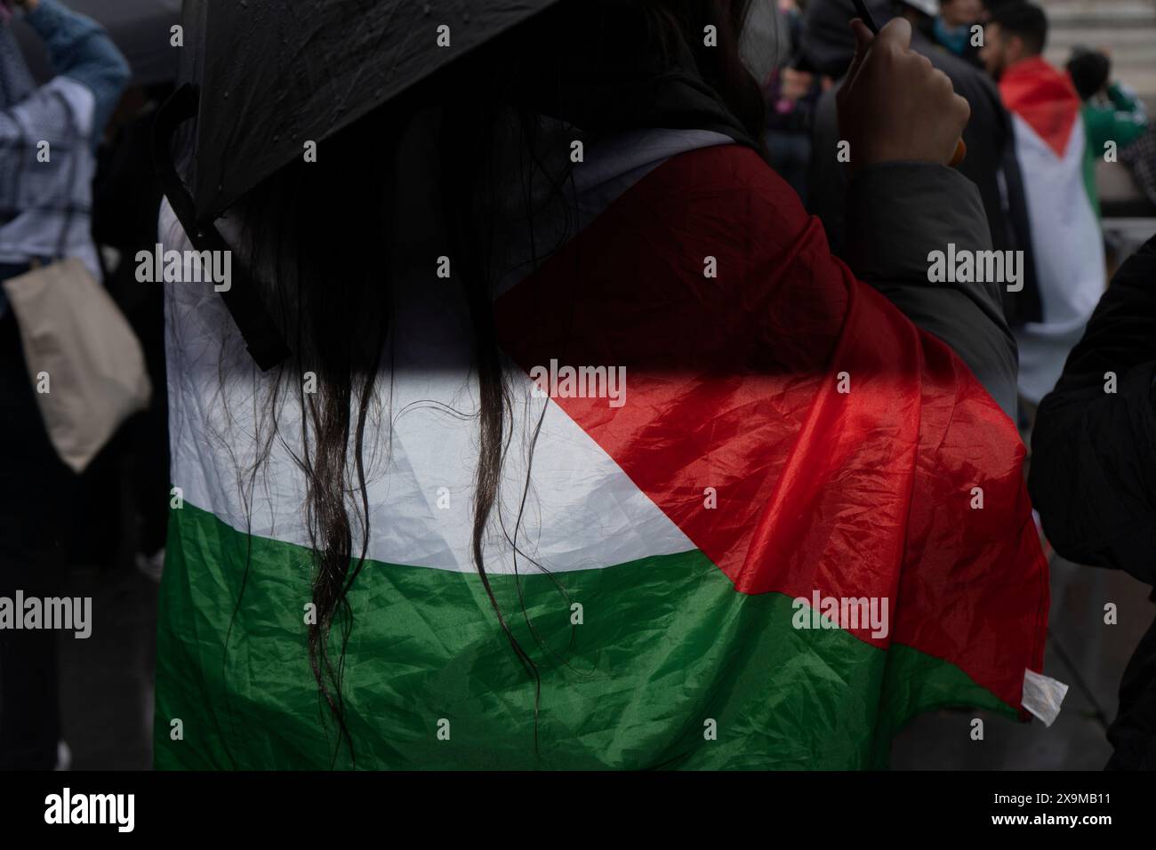 Parigi, Francia. 1 giugno 2024. Marjolaine Cheylan/le Pictorium - protesta contro la Palestina libera - 01/06/2024 - Francia/Ile-de-France (regione)/Parigi - dimostrazione a sostegno dei palestinesi bombardati da Israele a Gaza. A Parigi, i francesi si sono riuniti per chiedere un cessate il fuoco immediato e protestare contro l'inazione dei capi di Stato di fronte a questa crisi umanitaria senza precedenti. Crediti: LE PICTORIUM/Alamy Live News Foto Stock