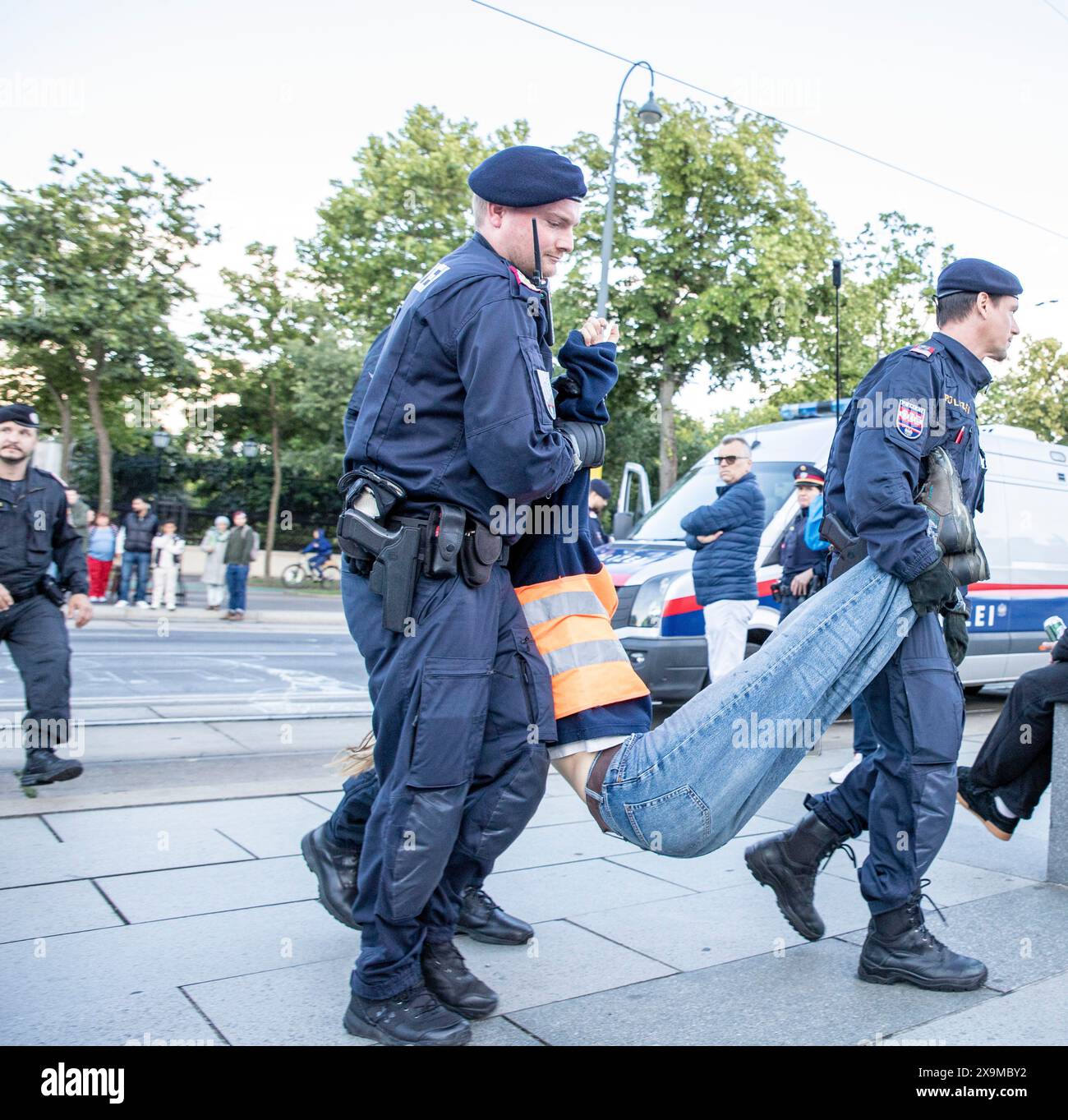 Klimaaktivisten der, letzten Generation' klebten sich im Zuge einer Protestaktion auf der Ringstraße vor dem Parlament auf die Straße. Im Bild: Polizisten und Klimaaktivisten auf der Ringstraße vor dem Parlament in Wien am 01.06.2024 // attivisti per il clima dell'organizzazione, di ultima generazione si sono indignati per strada davanti al parlamento austriaco a Vienna. Foto: Forze di polizia e attivisti per il clima davanti al Parlamento austriaco a Vienna il 1° giugno 2024 - 20240601 PD14035 credito: APA-PictureDesk/Alamy Live News Foto Stock