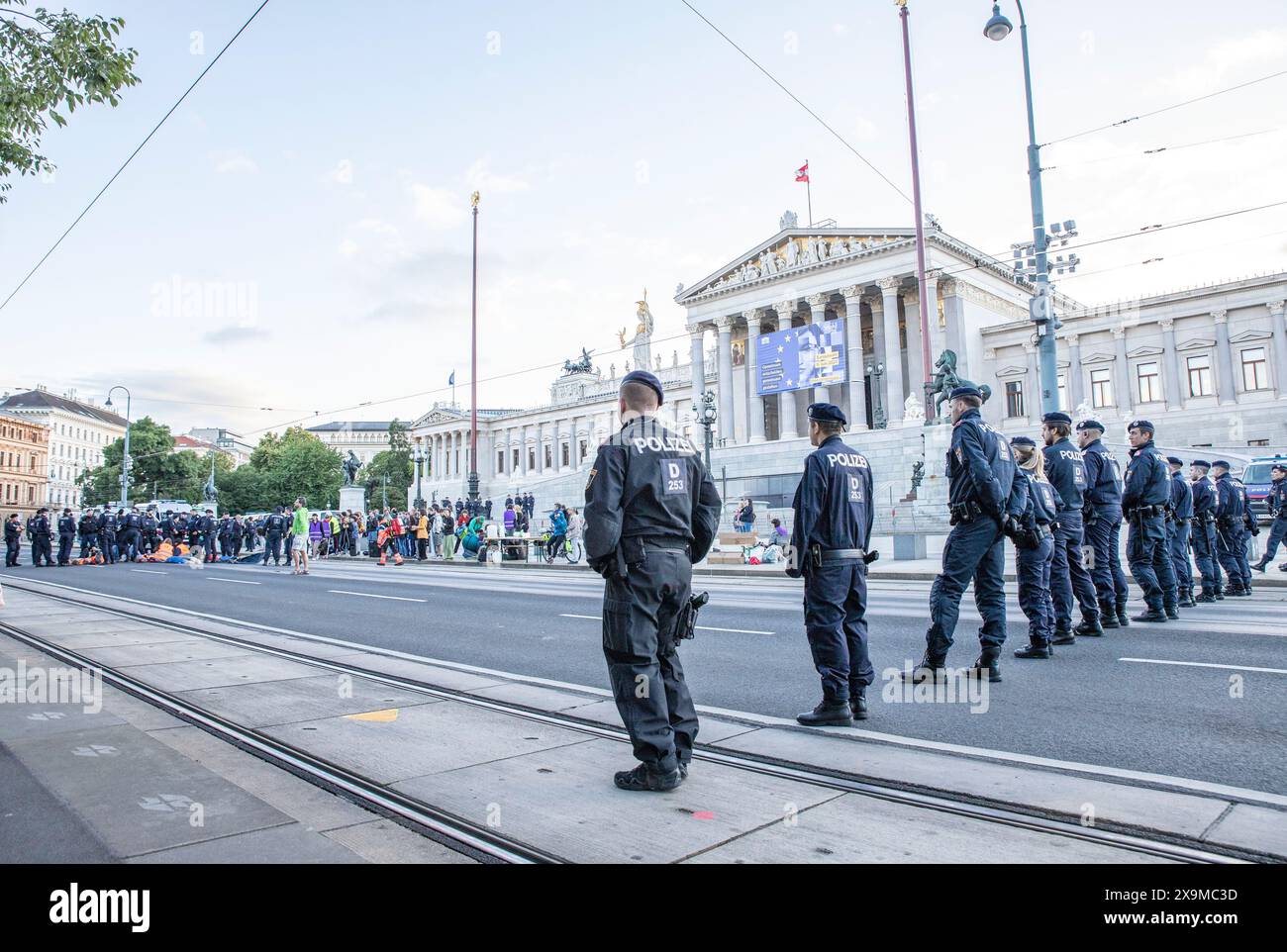 Klimaaktivisten der, letzten Generation' klebten sich im Zuge einer Protestaktion auf der Ringstraße vor dem Parlament auf die Straße. Im Bild: Polizisten und Klimaaktivisten auf der Ringstraße vor dem Parlament in Wien am 01.06.2024 // attivisti per il clima dell'organizzazione, di ultima generazione si sono indignati per strada davanti al parlamento austriaco a Vienna. Foto: Forze di polizia e attivisti per il clima davanti al Parlamento austriaco a Vienna il 1° giugno 2024 - 20240601 PD14081 credito: APA-PictureDesk/Alamy Live News Foto Stock