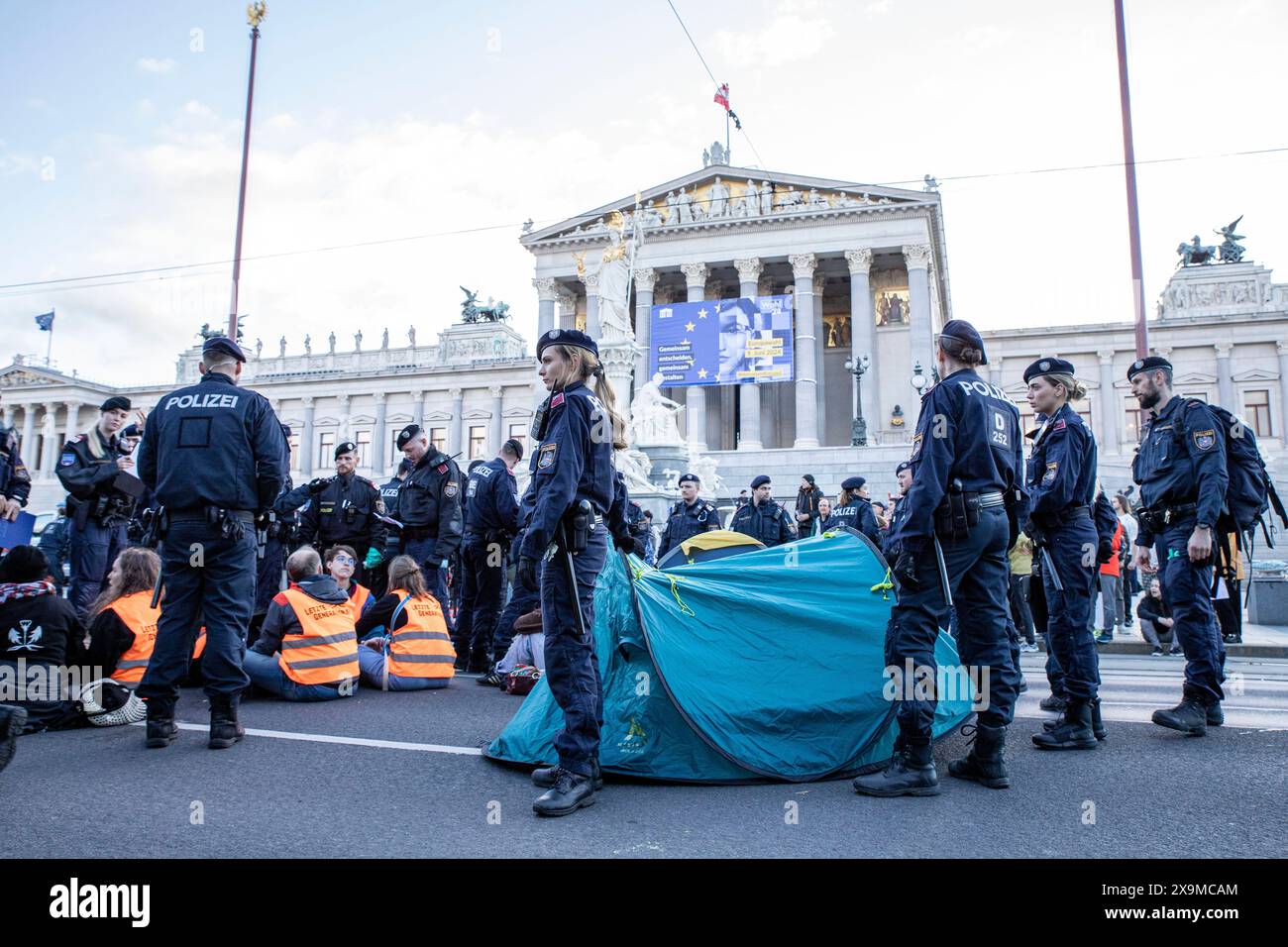 Klimaaktivisten der, letzten Generation' klebten sich im Zuge einer Protestaktion auf der Ringstraße vor dem Parlament auf die Straße. Im Bild: Polizisten und Klimaaktivisten auf der Ringstraße vor dem Parlament in Wien am 01.06.2024 // attivisti per il clima dell'organizzazione, di ultima generazione si sono indignati per strada davanti al parlamento austriaco a Vienna. Foto: Forze di polizia e attivisti per il clima davanti al Parlamento austriaco a Vienna il 1° giugno 2024 - 20240601 PD14047 credito: APA-PictureDesk/Alamy Live News Foto Stock