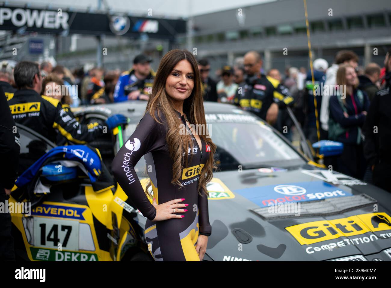 Grid Girl Giti Tires in der Startaufstellung, GER, 52. ADAC Ravenol 24h Nuerburgring, 24 Stunden Rennen, 01.06.2024 foto: Eibner-Pressefoto/Michael Memmler Foto Stock