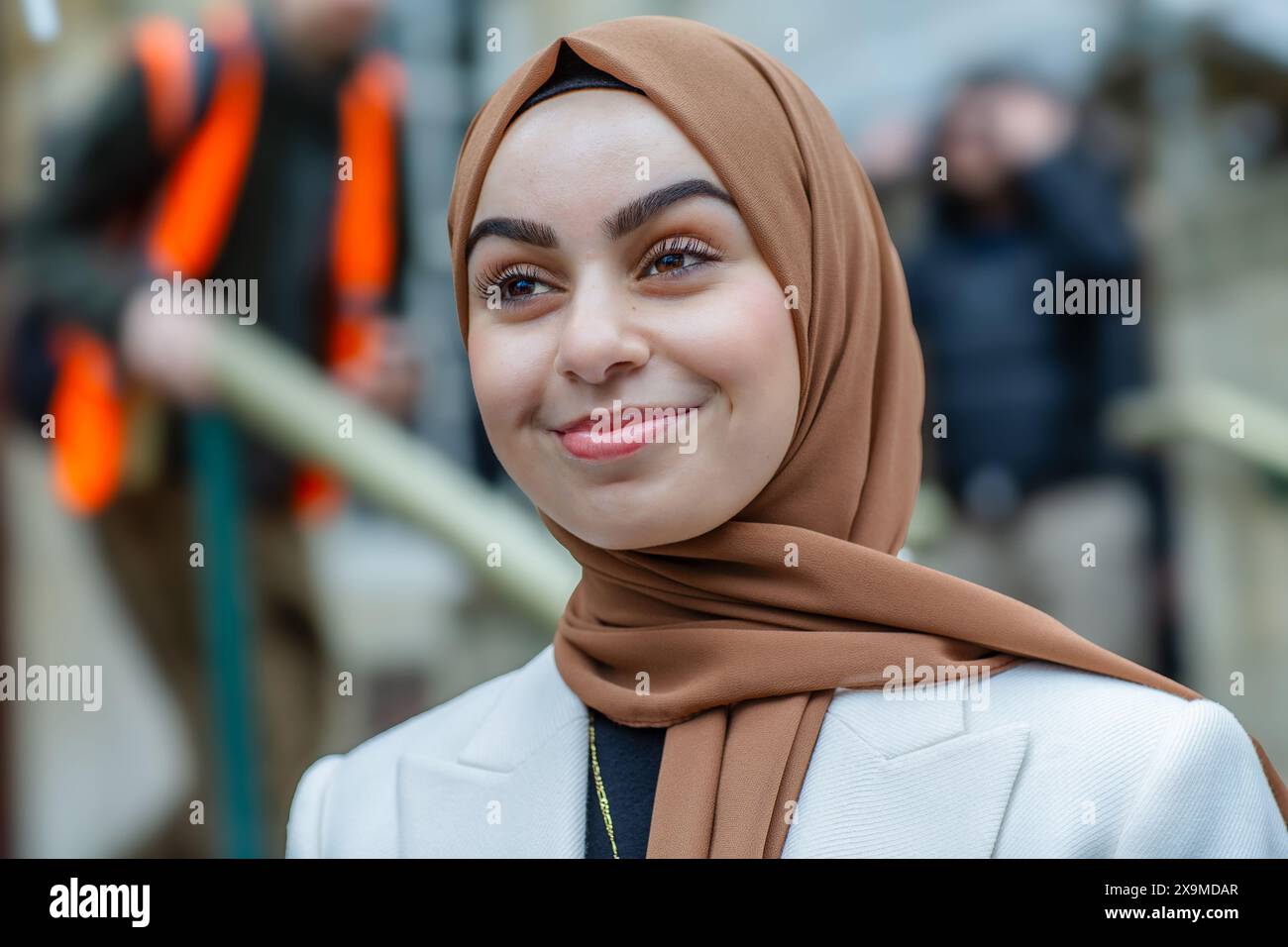 Londra, Regno Unito. 1° giugno 2024.Leanne Mohamad candidata parlamentare indipendente per Ilford North fuori dal municipio di Redbridge per una manifestazione che chiede la fine immediata del genocidio a Gaza e la vendita di armi a Israele e per sanzioni internazionali contro Israele e la libertà per la Palestina. Leanne Mohamad si candiderà contro la segretaria ombra della salute nelle prossime elezioni generali in mezzo alla rabbia per la posizione laburista Israele-Gaza. Horst Friedrichs/Alamy Live News Foto Stock